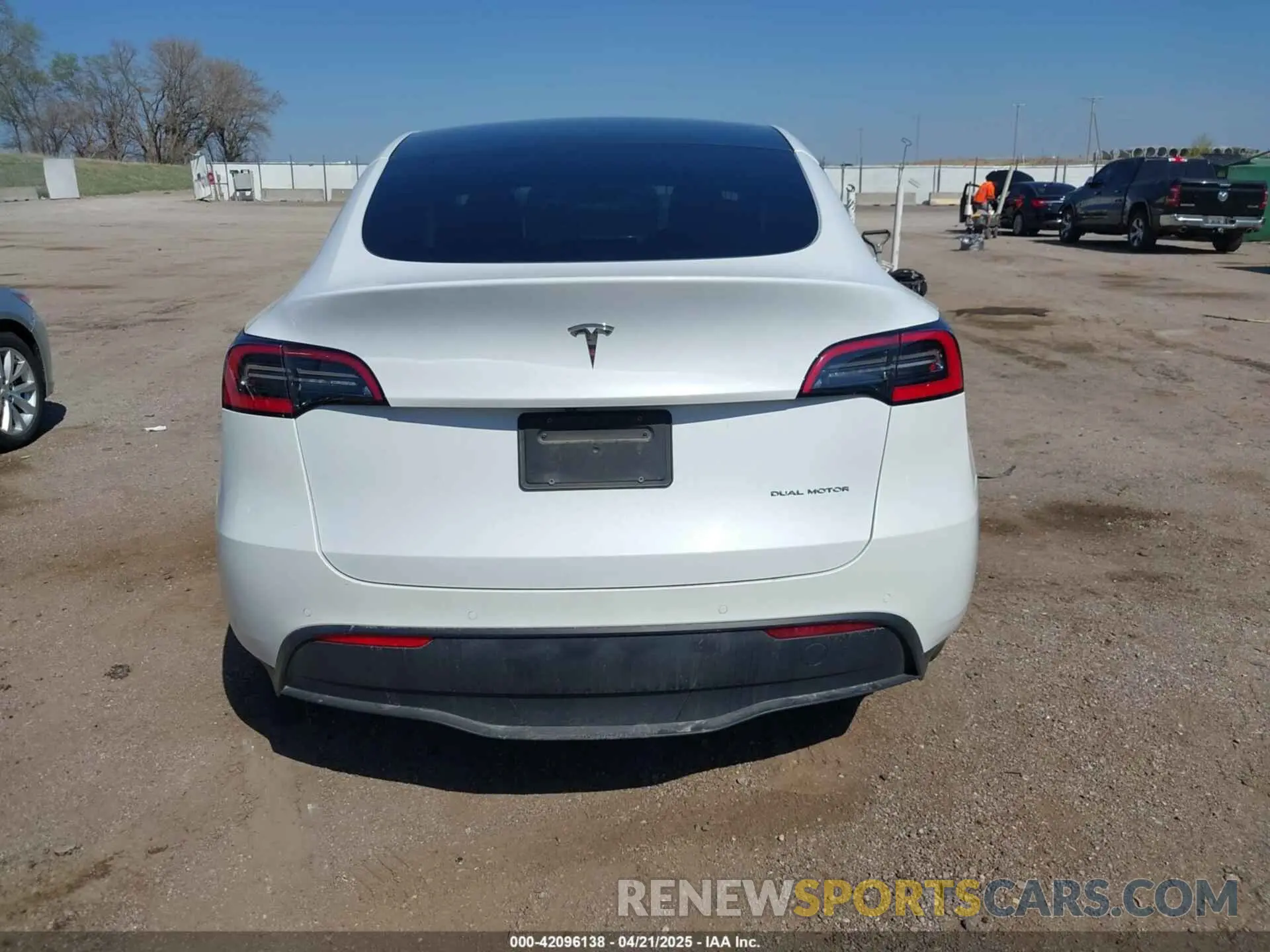 17 Photograph of a damaged car 5YJYGDEE4MF122362 TESLA MODEL Y 2021