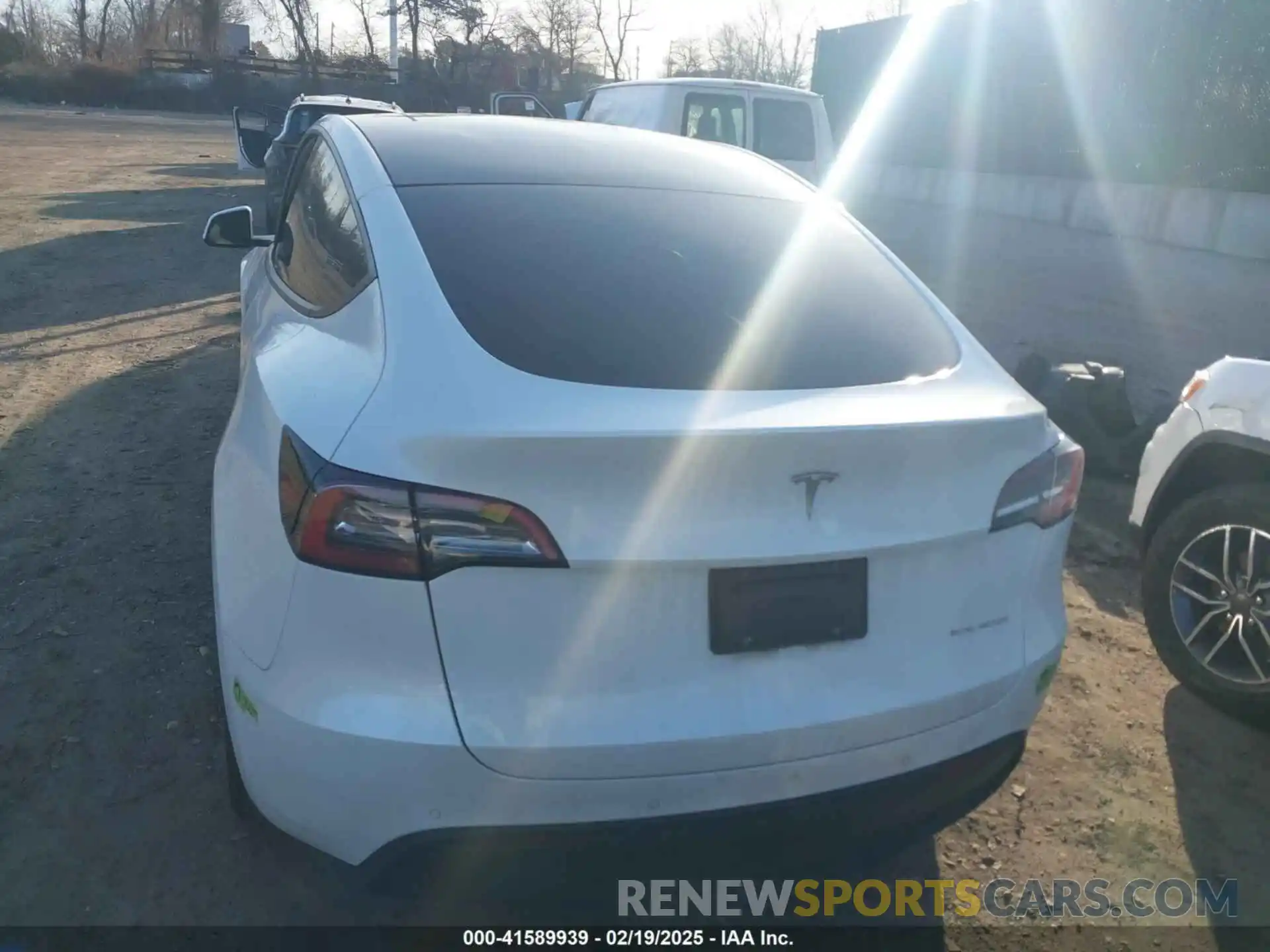 16 Photograph of a damaged car 5YJYGDEE4MF200185 TESLA MODEL Y 2021