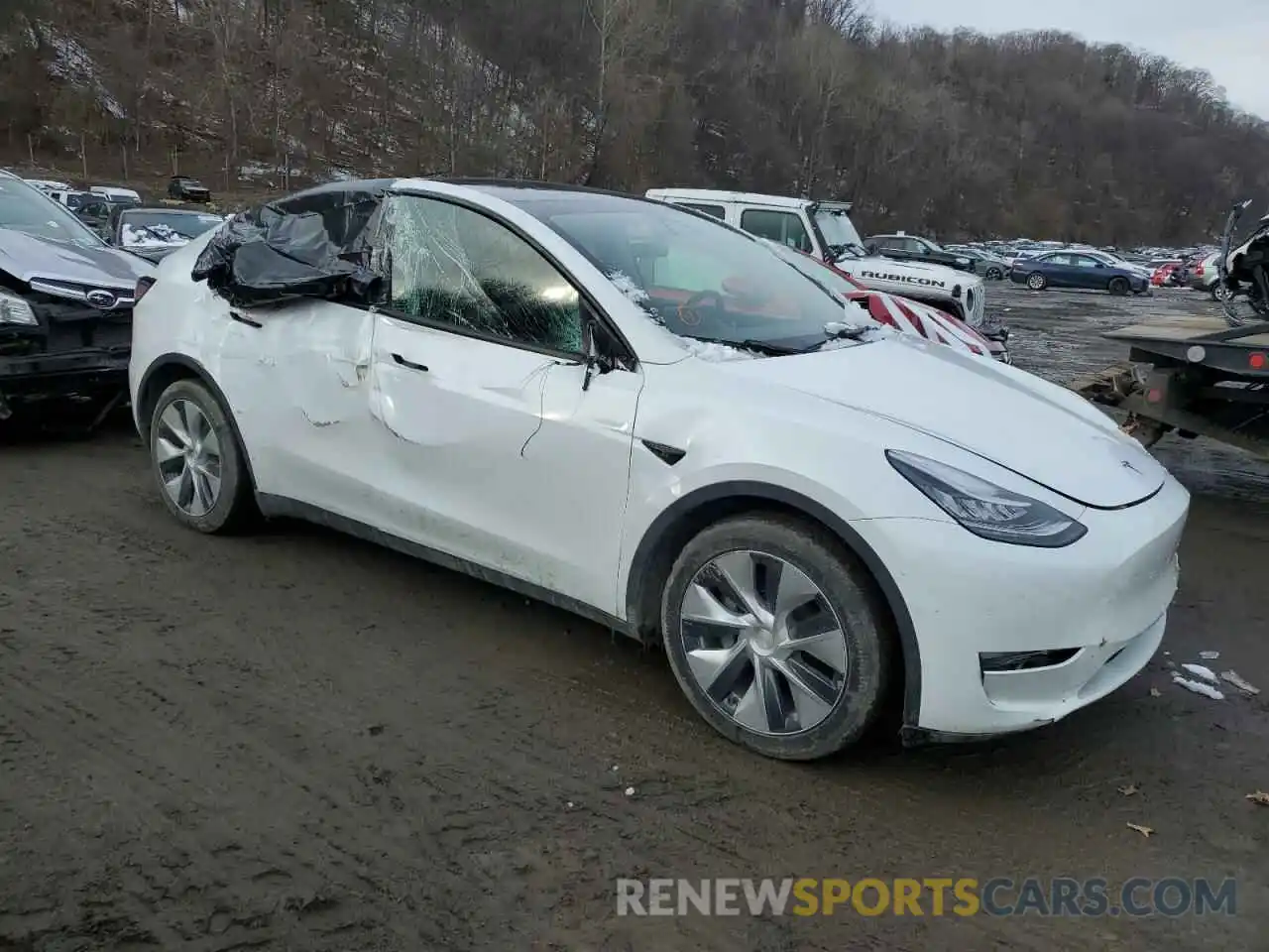 4 Photograph of a damaged car 5YJYGDEE4MF203684 TESLA MODEL Y 2021