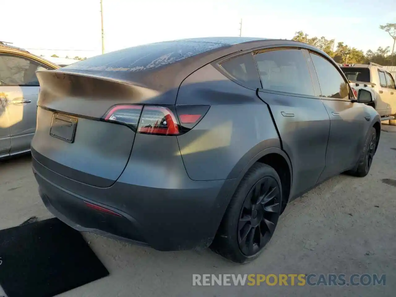 4 Photograph of a damaged car 5YJYGDEE4MF227127 TESLA MODEL Y 2021