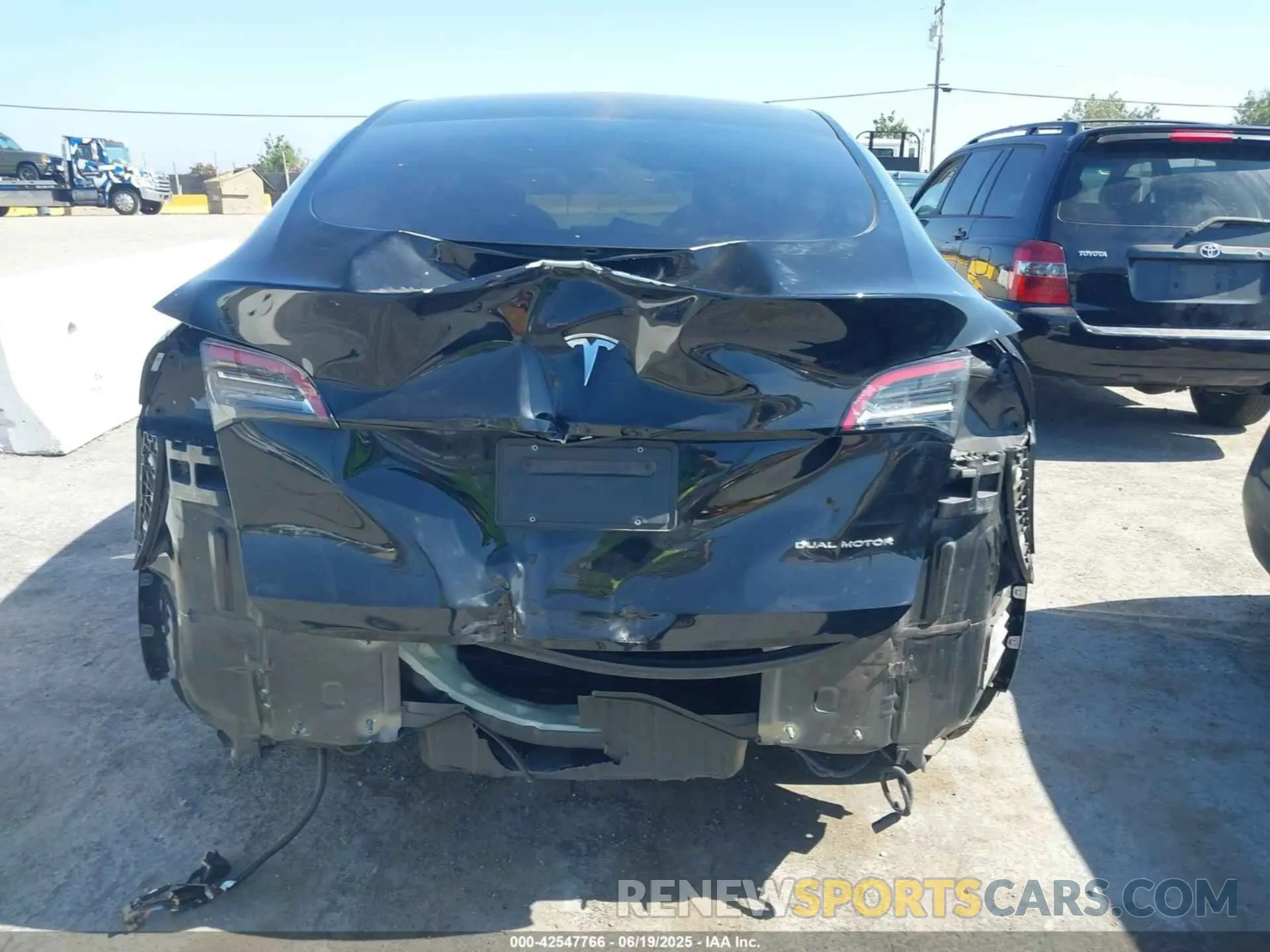 17 Photograph of a damaged car 5YJYGDEE4MF230965 TESLA MODEL Y 2021