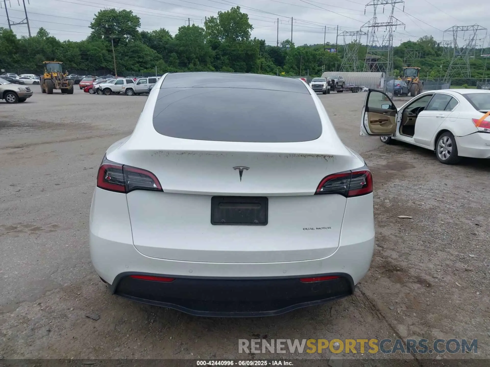 16 Photograph of a damaged car 5YJYGDEE4MF262685 TESLA MODEL Y 2021