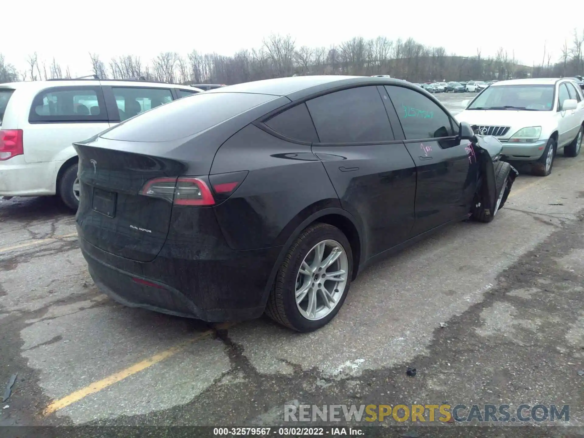 4 Photograph of a damaged car 5YJYGDEE5MF062592 TESLA MODEL Y 2021