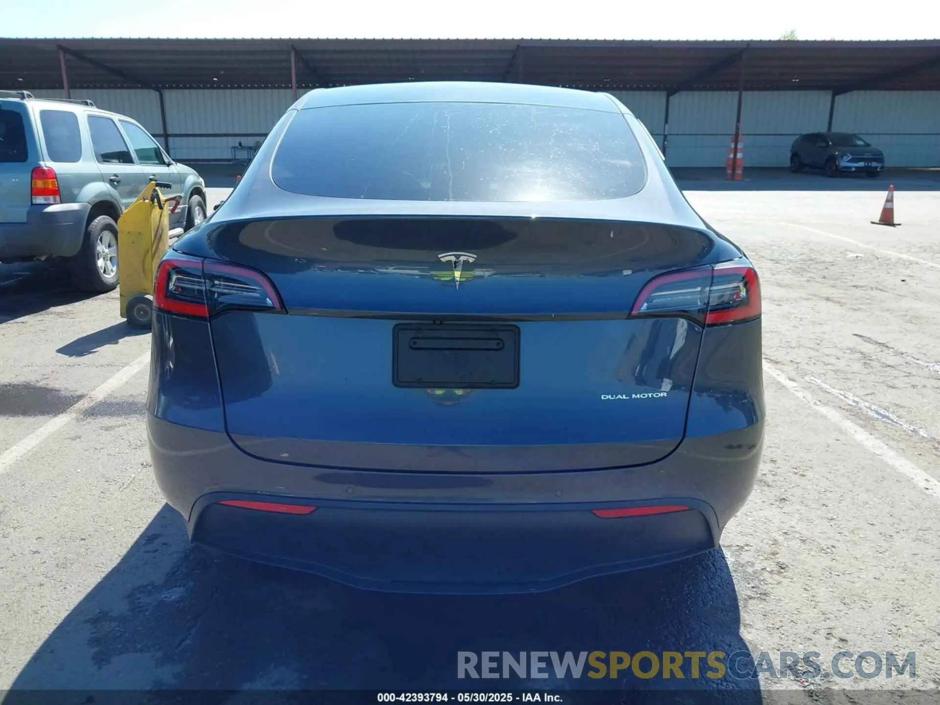 17 Photograph of a damaged car 5YJYGDEE5MF066948 TESLA MODEL Y 2021