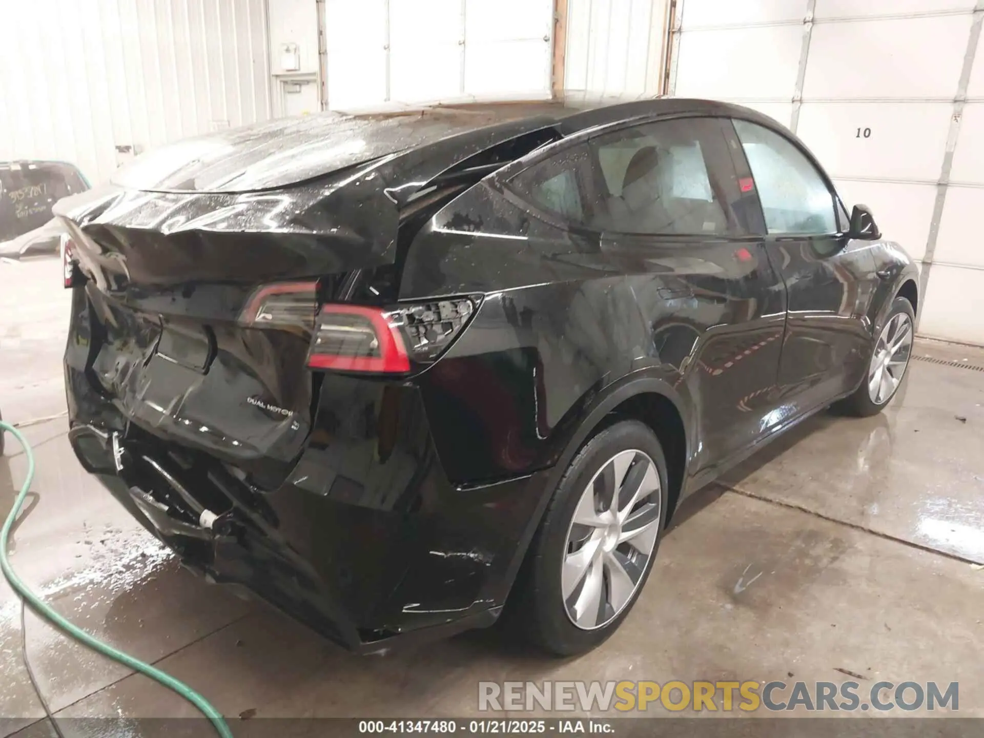 4 Photograph of a damaged car 5YJYGDEE5MF075911 TESLA MODEL Y 2021