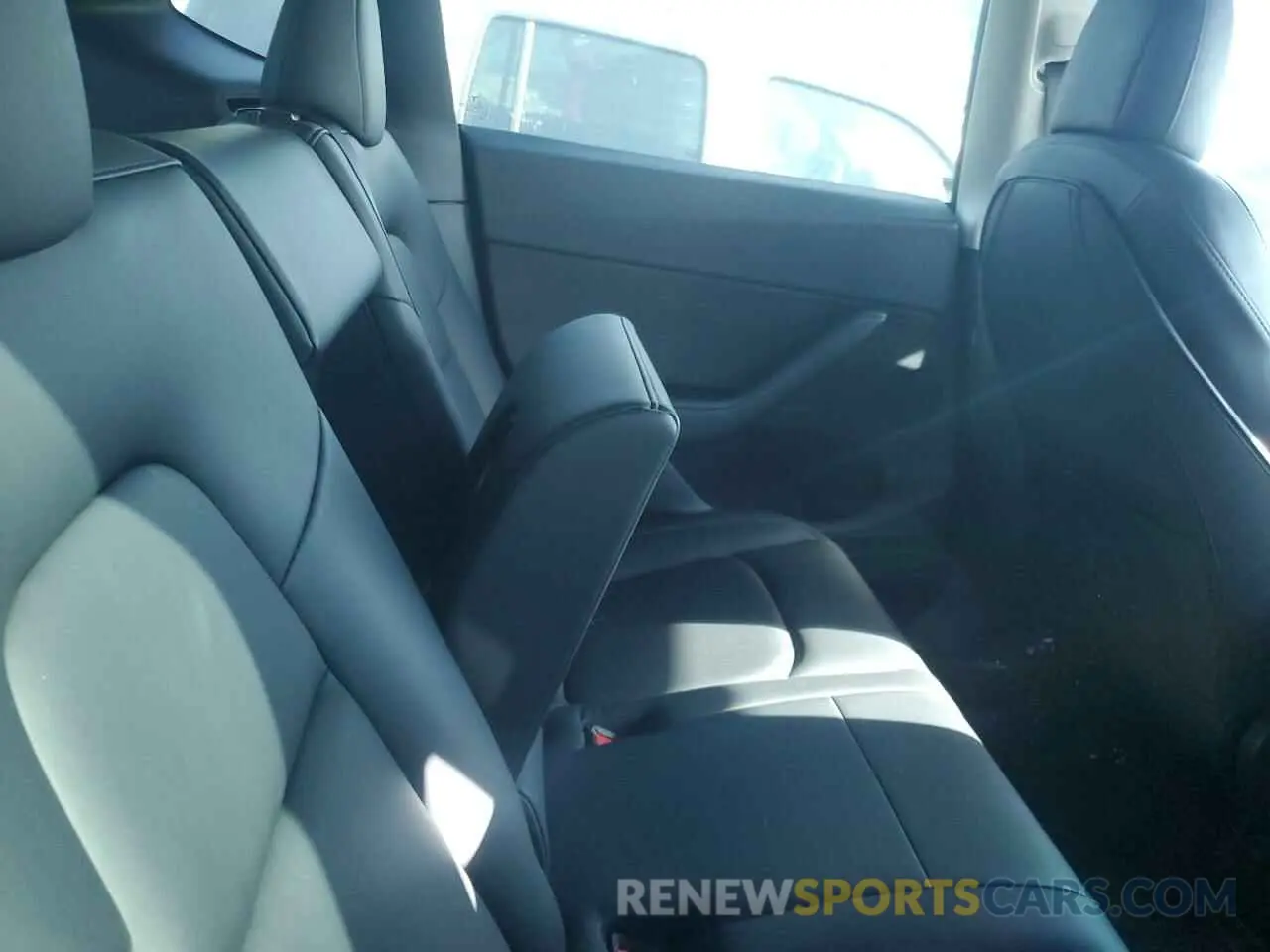 10 Photograph of a damaged car 5YJYGDEE5MF081658 TESLA MODEL Y 2021