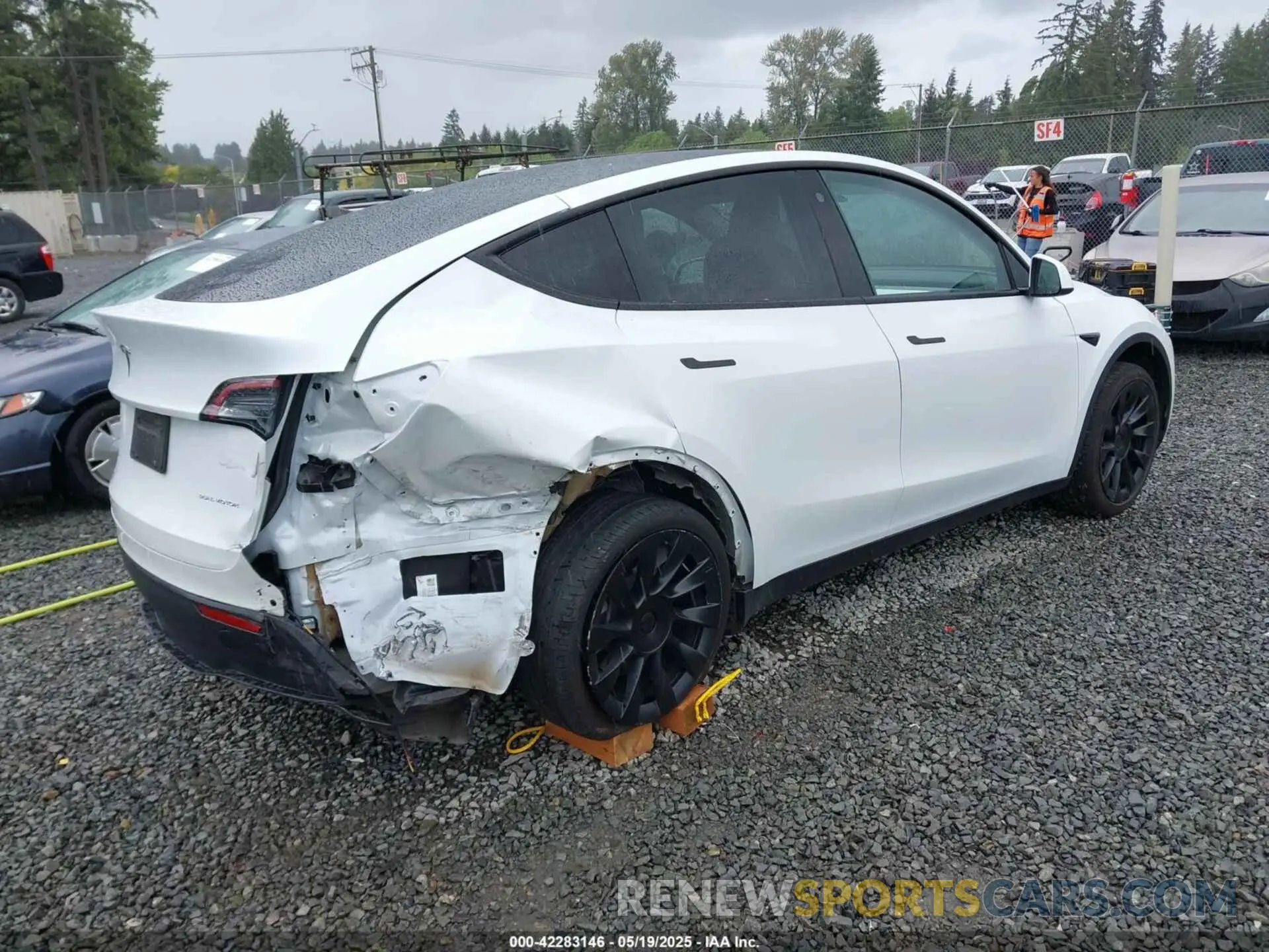 4 Photograph of a damaged car 5YJYGDEE5MF095771 TESLA MODEL Y 2021