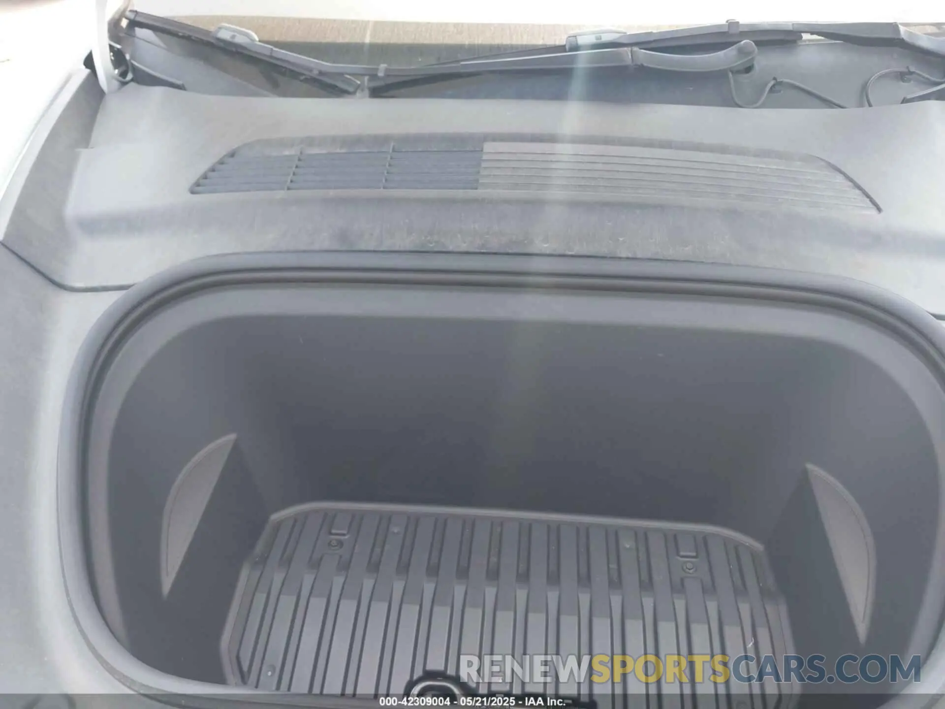 10 Photograph of a damaged car 5YJYGDEE5MF124010 TESLA MODEL Y 2021