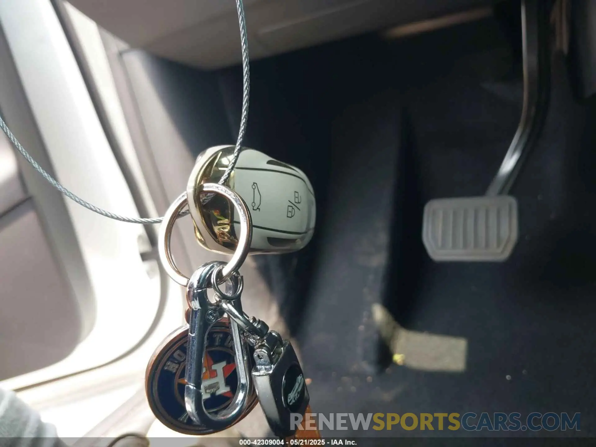11 Photograph of a damaged car 5YJYGDEE5MF124010 TESLA MODEL Y 2021