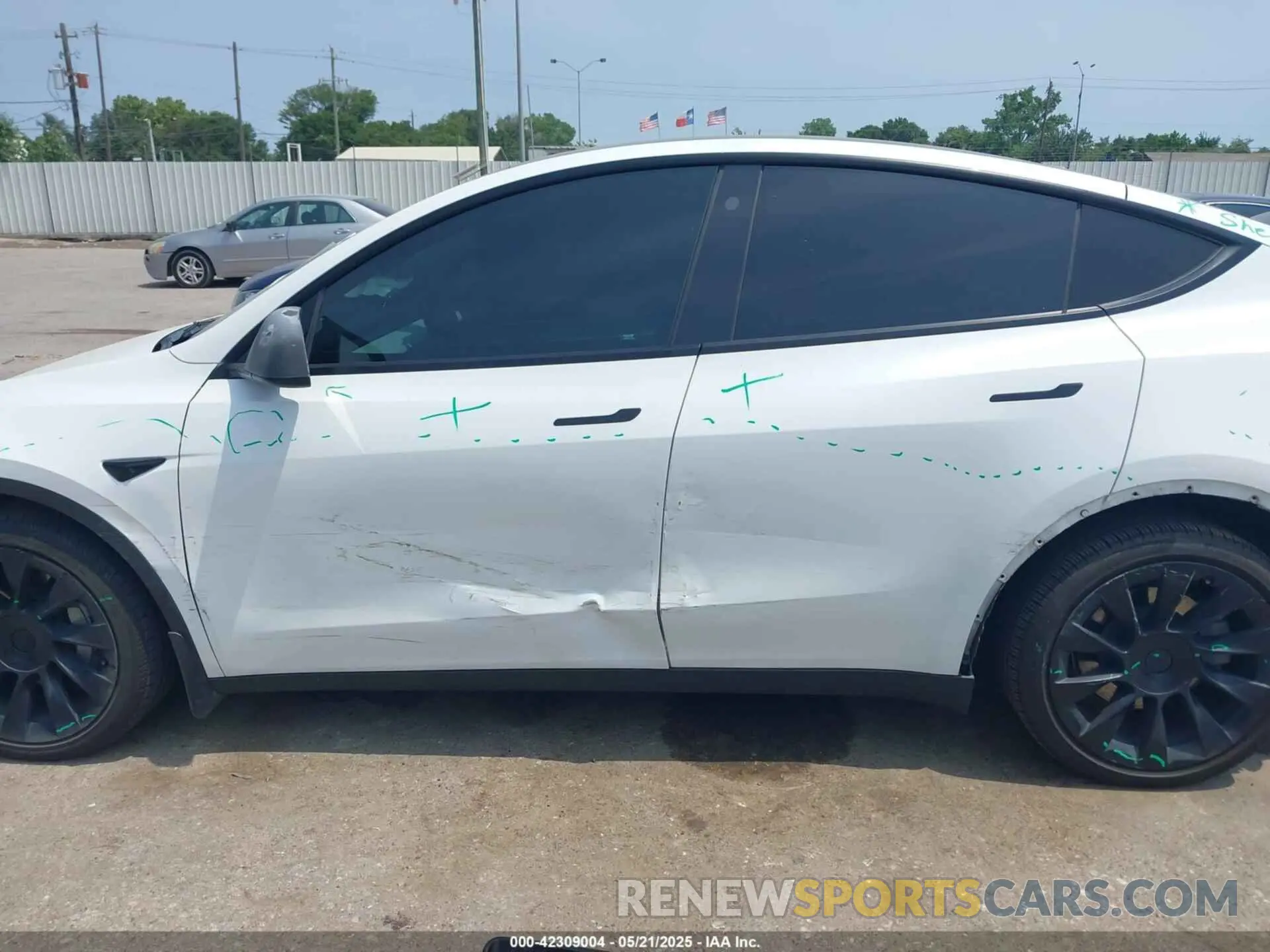 15 Photograph of a damaged car 5YJYGDEE5MF124010 TESLA MODEL Y 2021