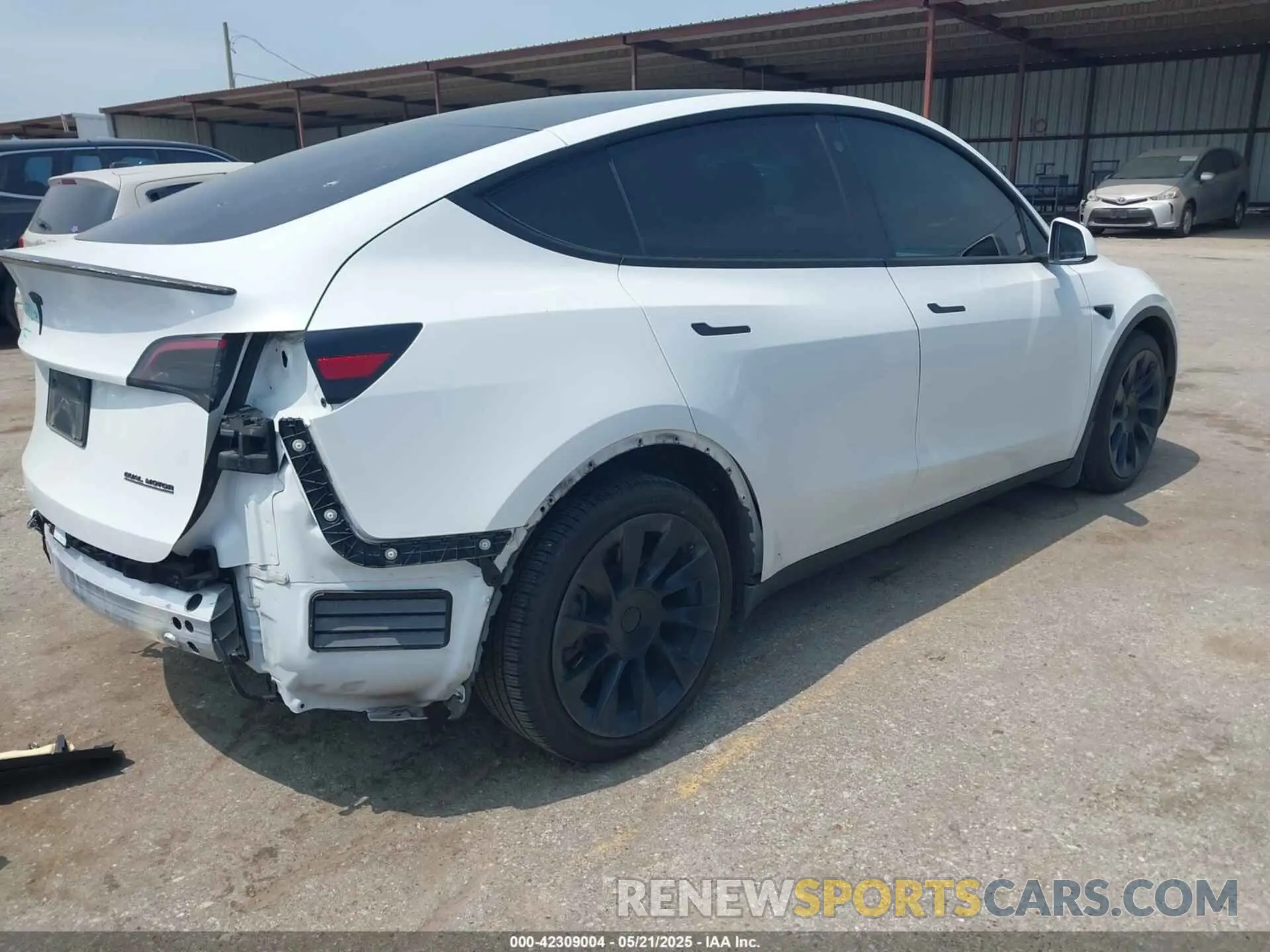 4 Photograph of a damaged car 5YJYGDEE5MF124010 TESLA MODEL Y 2021