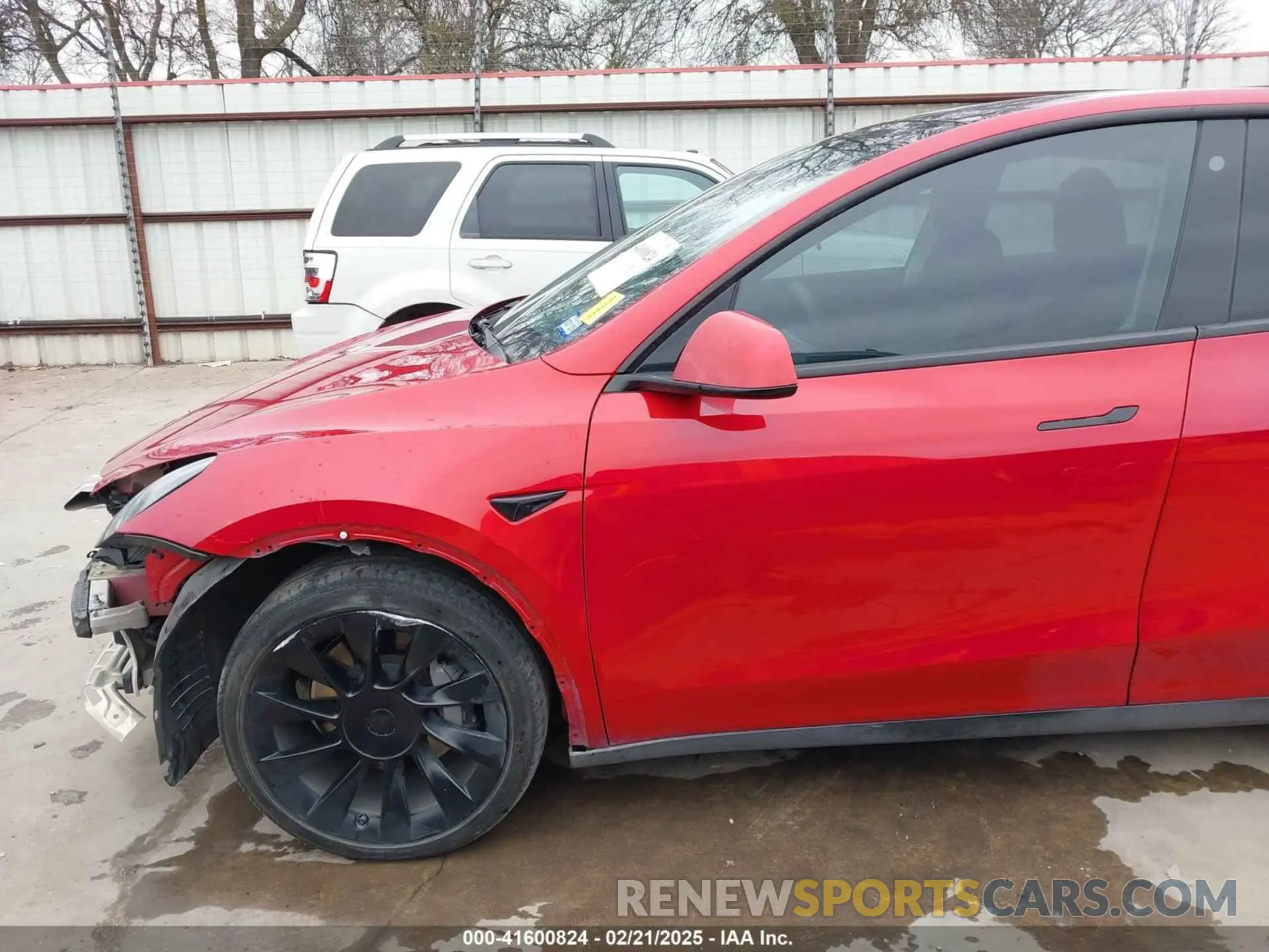 21 Photograph of a damaged car 5YJYGDEE5MF129675 TESLA MODEL Y 2021