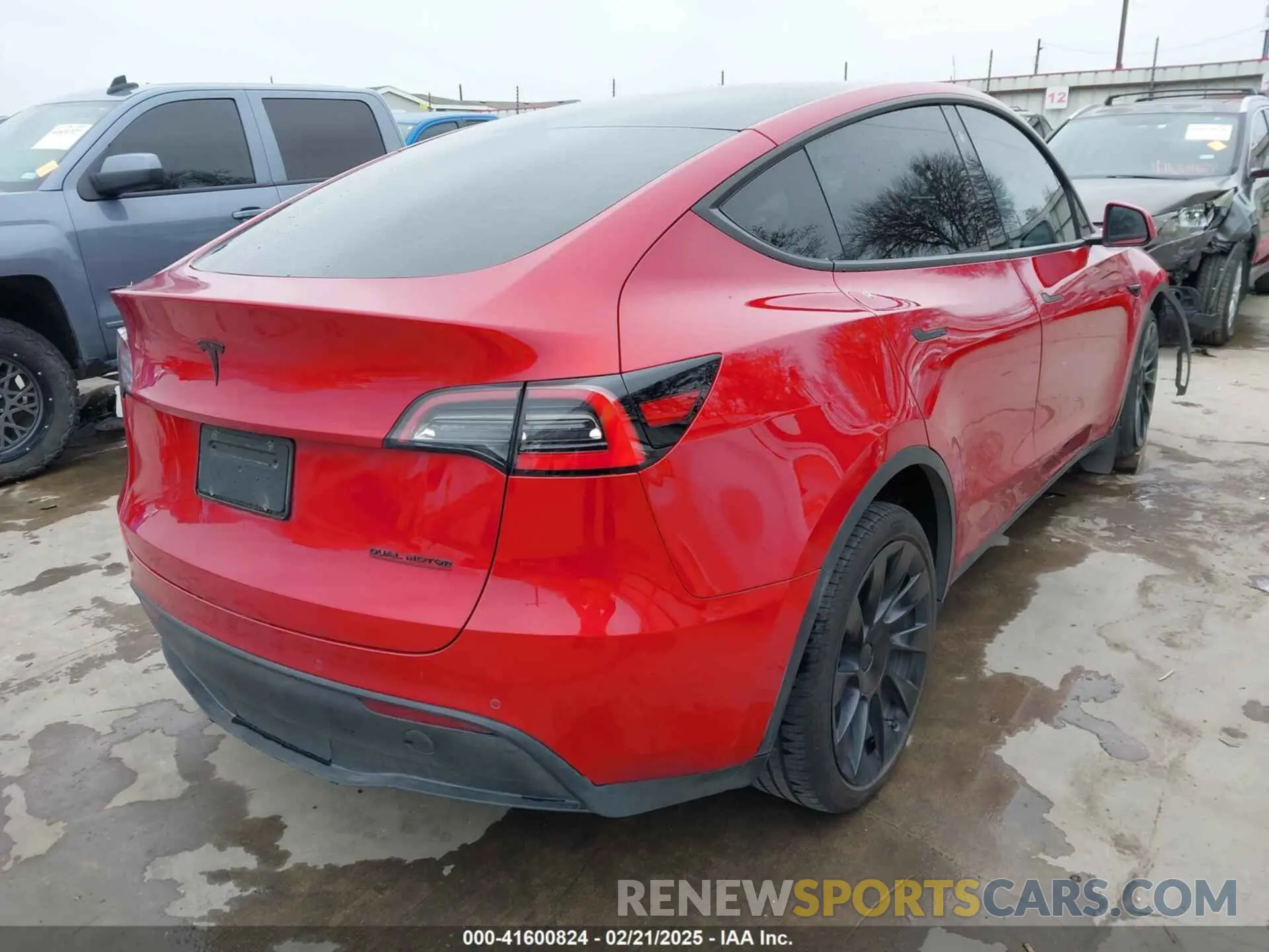 4 Photograph of a damaged car 5YJYGDEE5MF129675 TESLA MODEL Y 2021