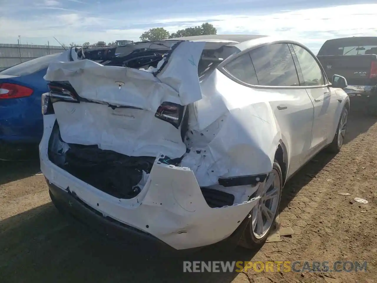 4 Photograph of a damaged car 5YJYGDEE5MF145472 TESLA MODEL Y 2021