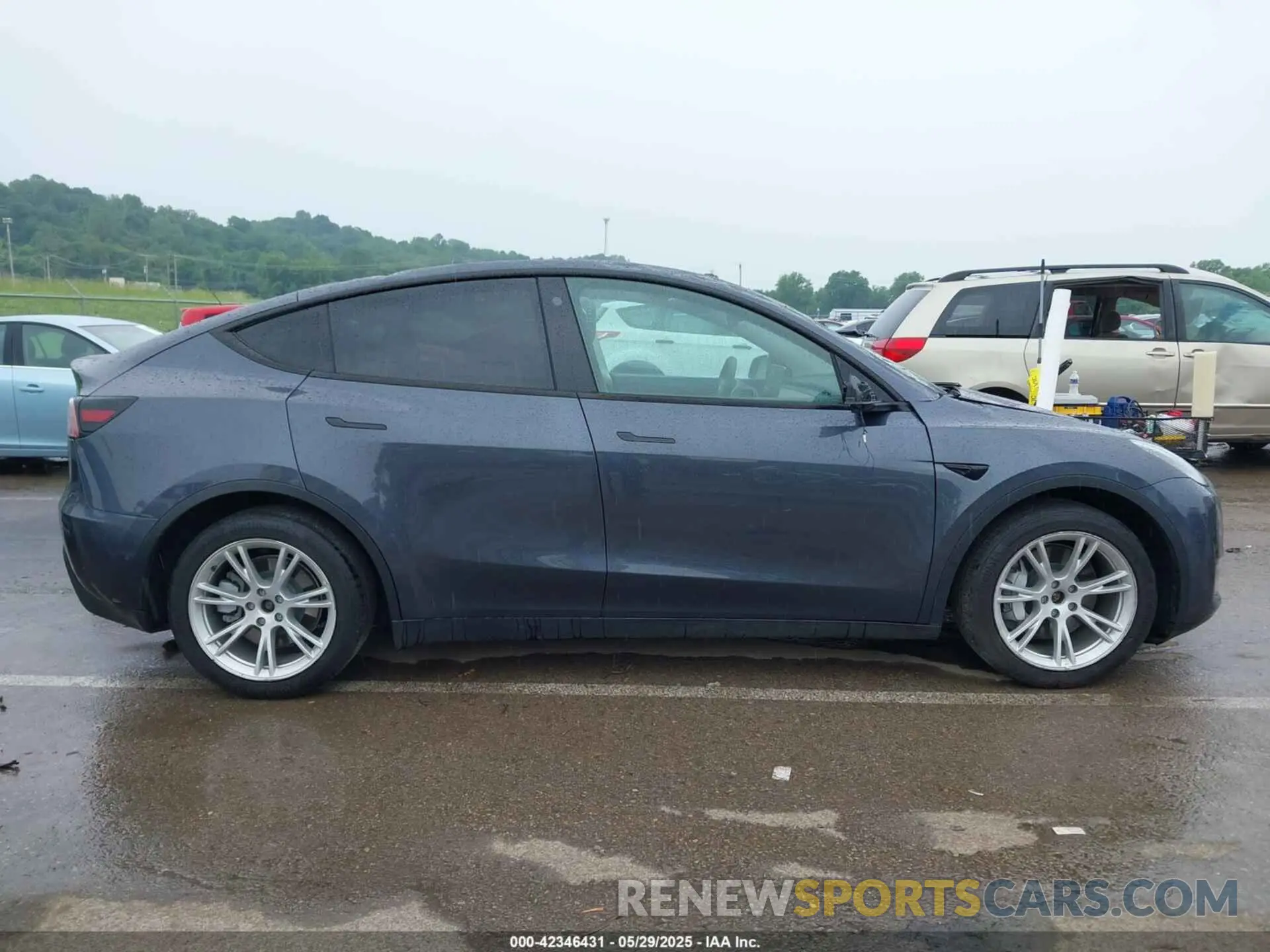 13 Photograph of a damaged car 5YJYGDEE5MF175295 TESLA MODEL Y 2021
