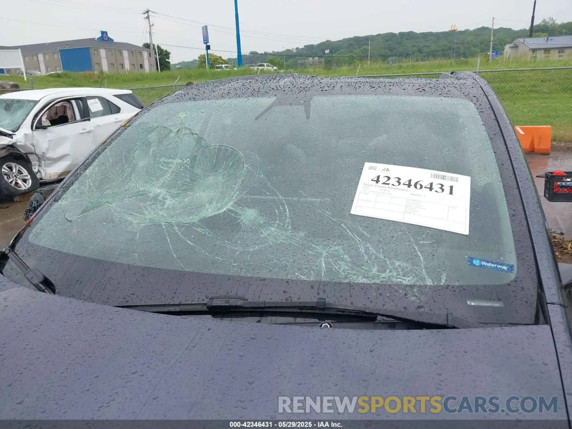 19 Photograph of a damaged car 5YJYGDEE5MF175295 TESLA MODEL Y 2021