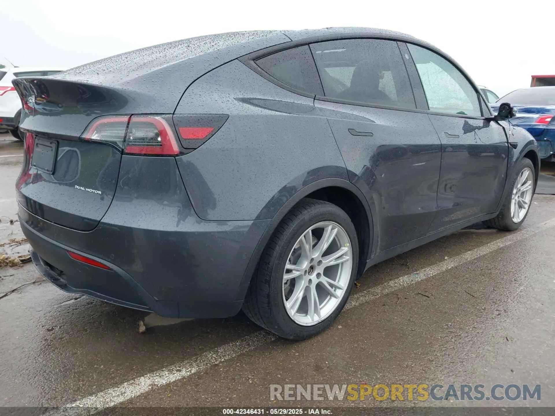 4 Photograph of a damaged car 5YJYGDEE5MF175295 TESLA MODEL Y 2021