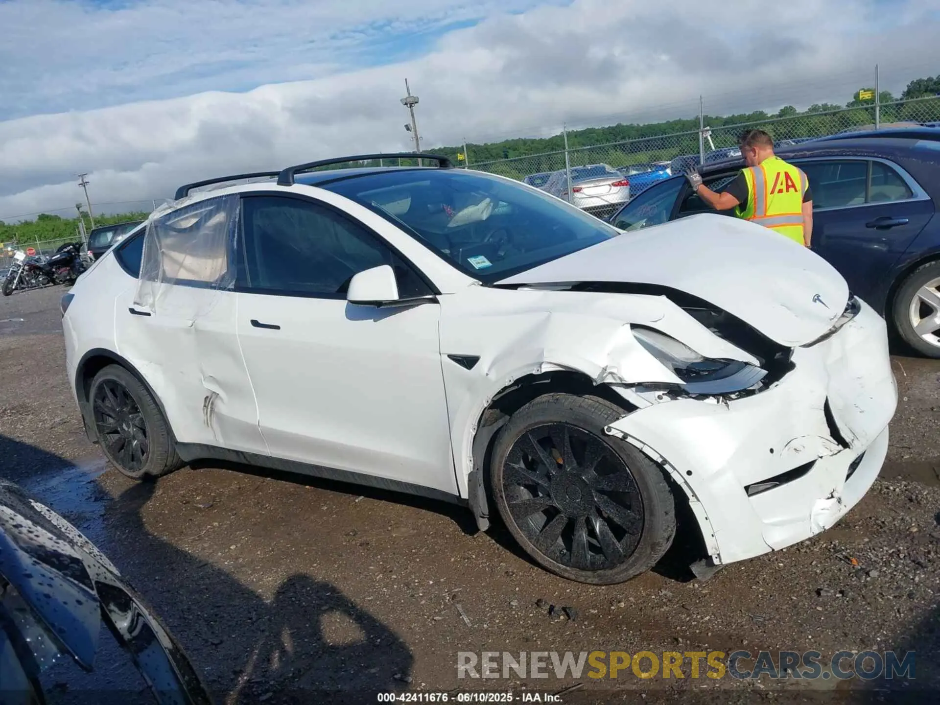 13 Photograph of a damaged car 5YJYGDEE5MF184000 TESLA MODEL Y 2021