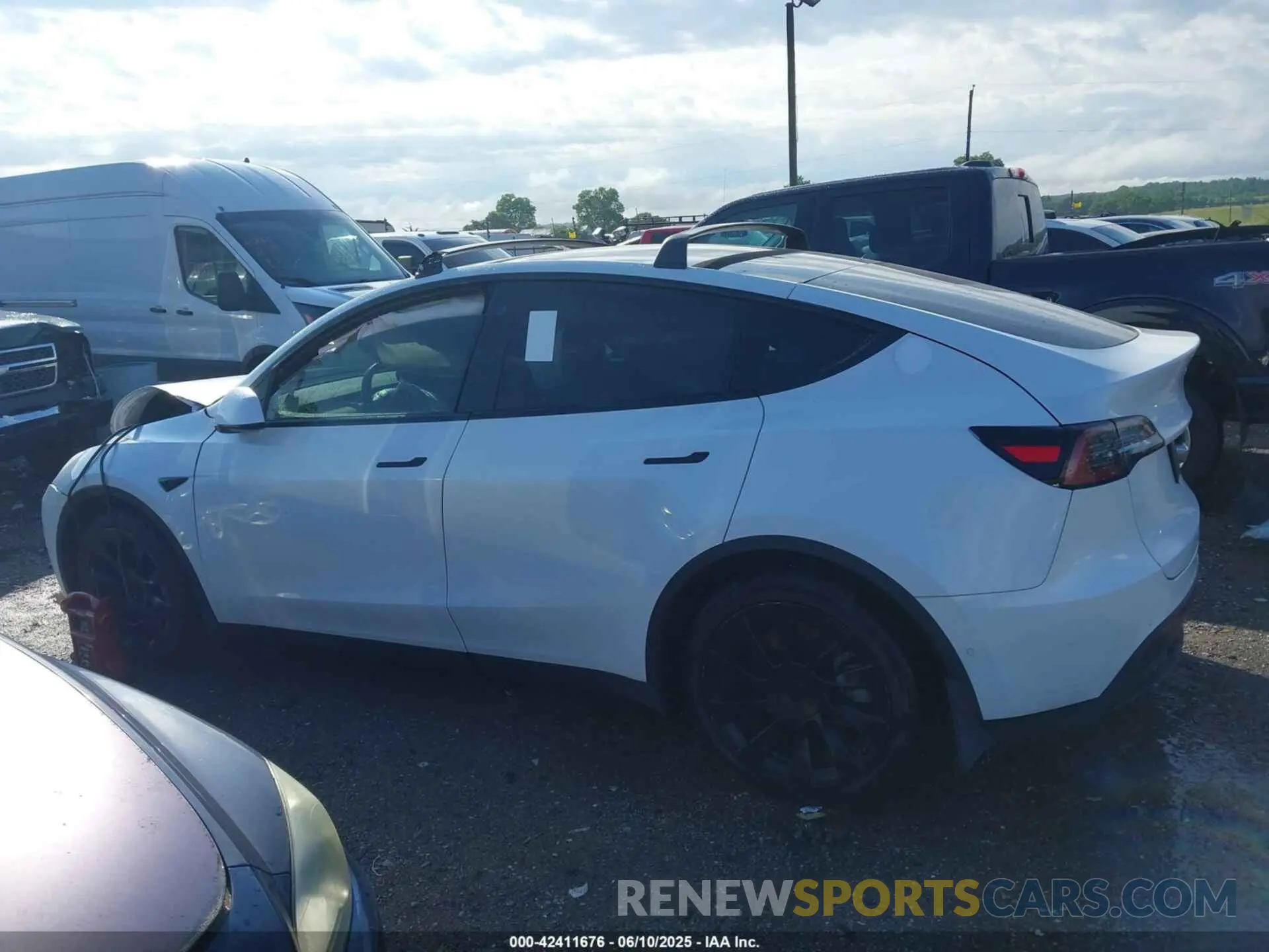 14 Photograph of a damaged car 5YJYGDEE5MF184000 TESLA MODEL Y 2021