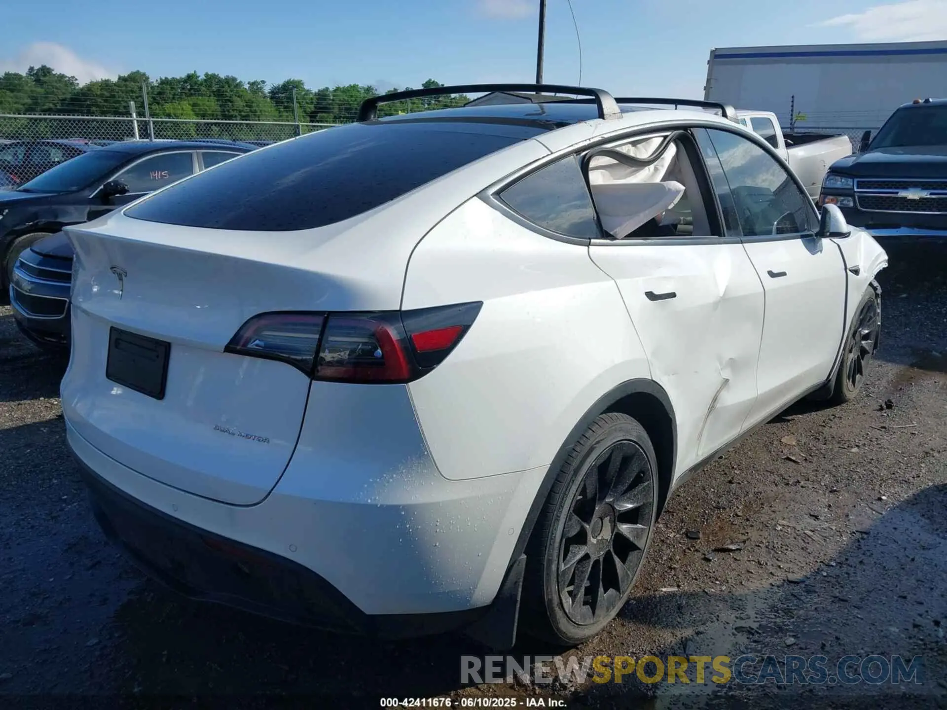 4 Photograph of a damaged car 5YJYGDEE5MF184000 TESLA MODEL Y 2021