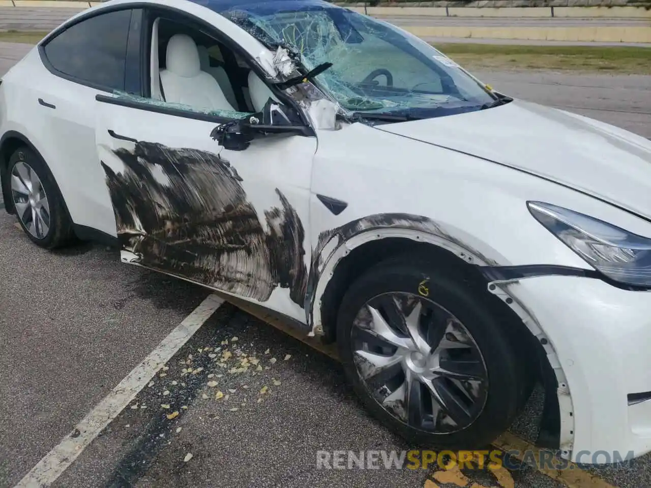 9 Photograph of a damaged car 5YJYGDEE5MF187401 TESLA MODEL Y 2021