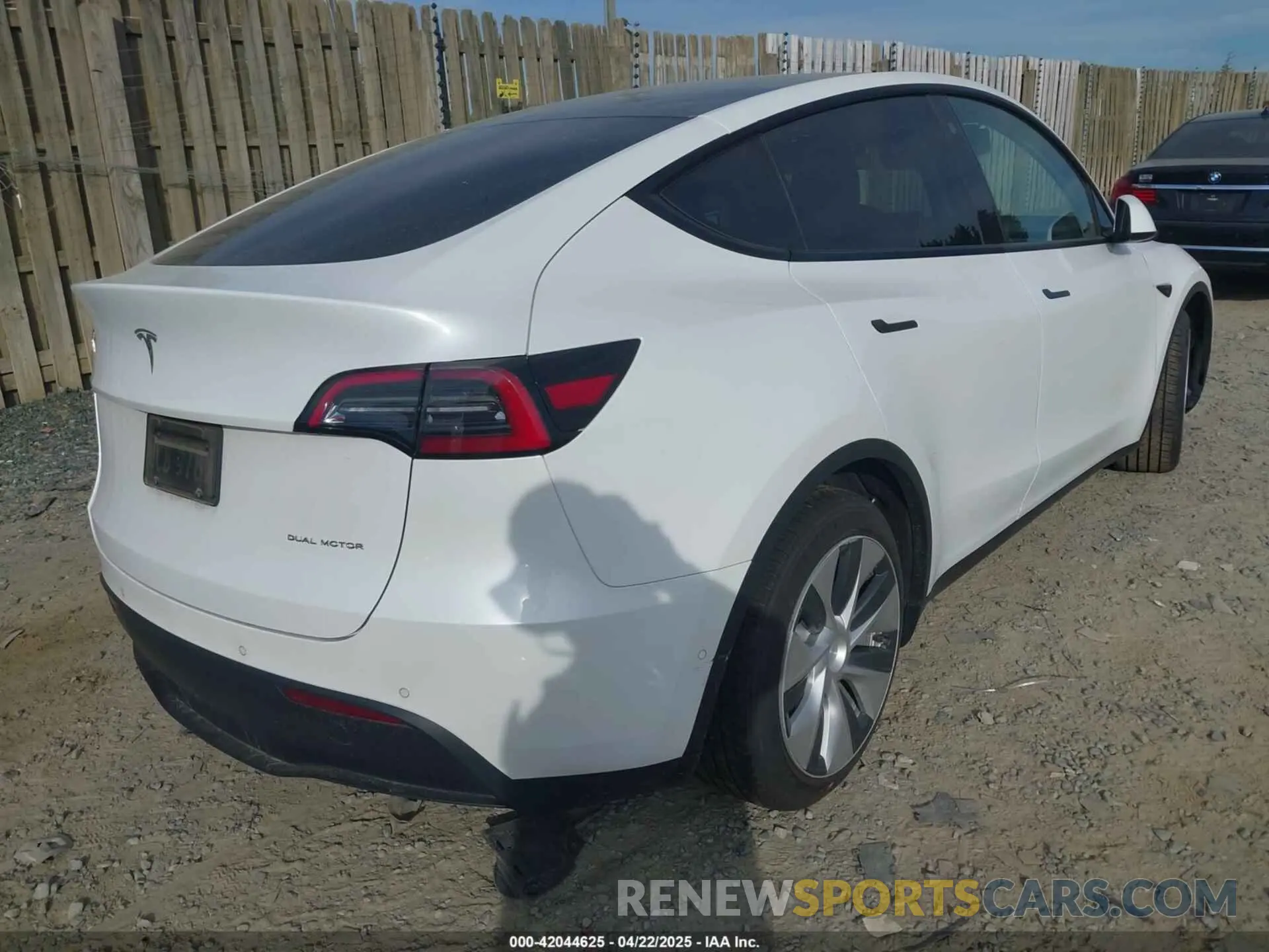 4 Photograph of a damaged car 5YJYGDEE5MF204908 TESLA MODEL Y 2021