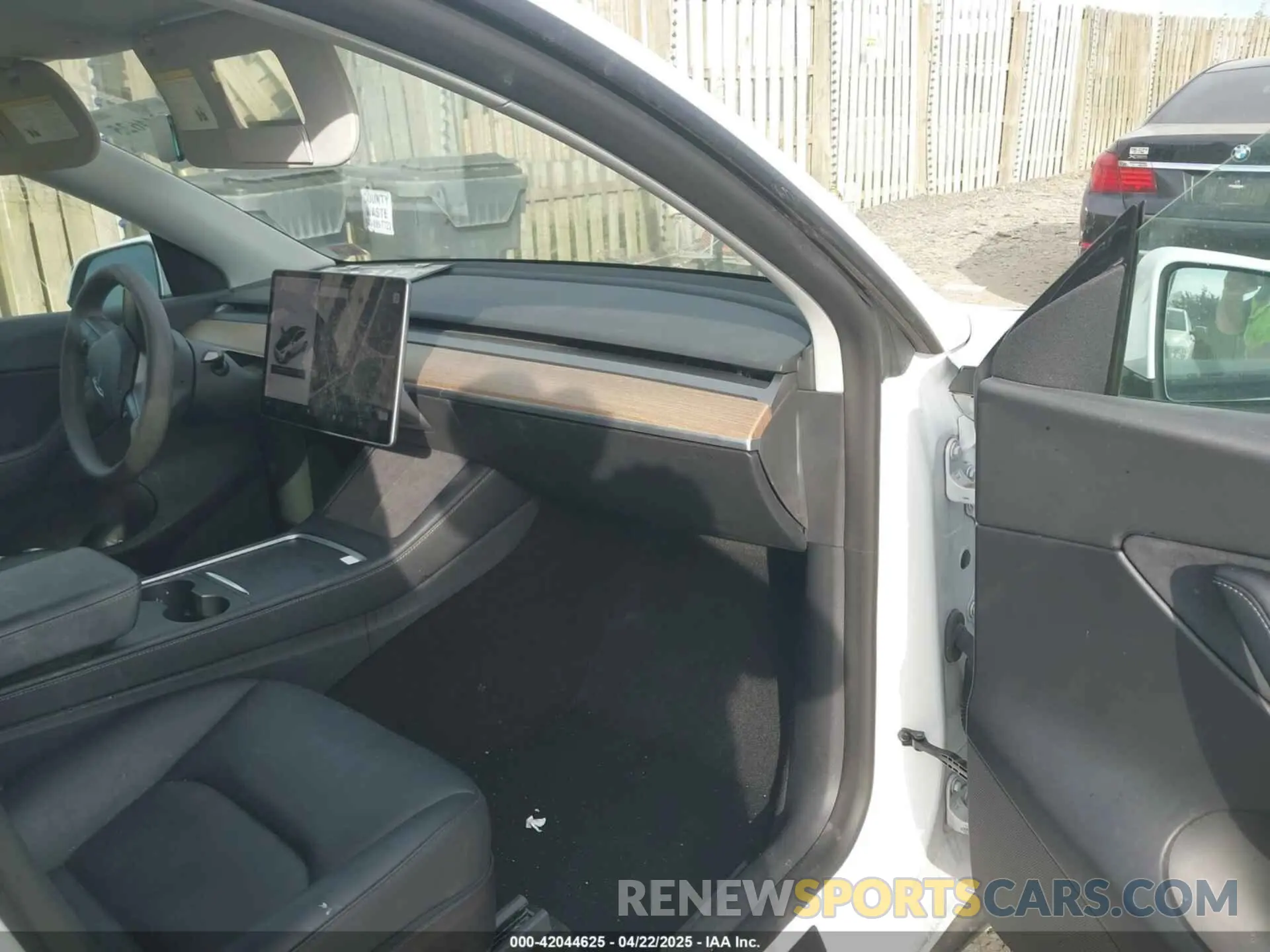 5 Photograph of a damaged car 5YJYGDEE5MF204908 TESLA MODEL Y 2021