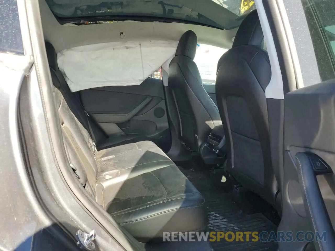 11 Photograph of a damaged car 5YJYGDEE5MF211051 TESLA MODEL Y 2021