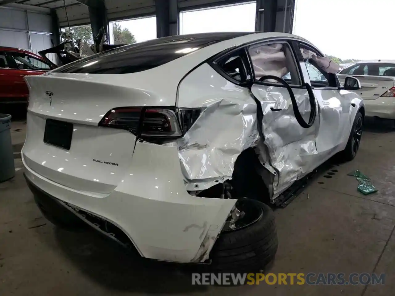 4 Photograph of a damaged car 5YJYGDEE5MF294125 TESLA MODEL Y 2021