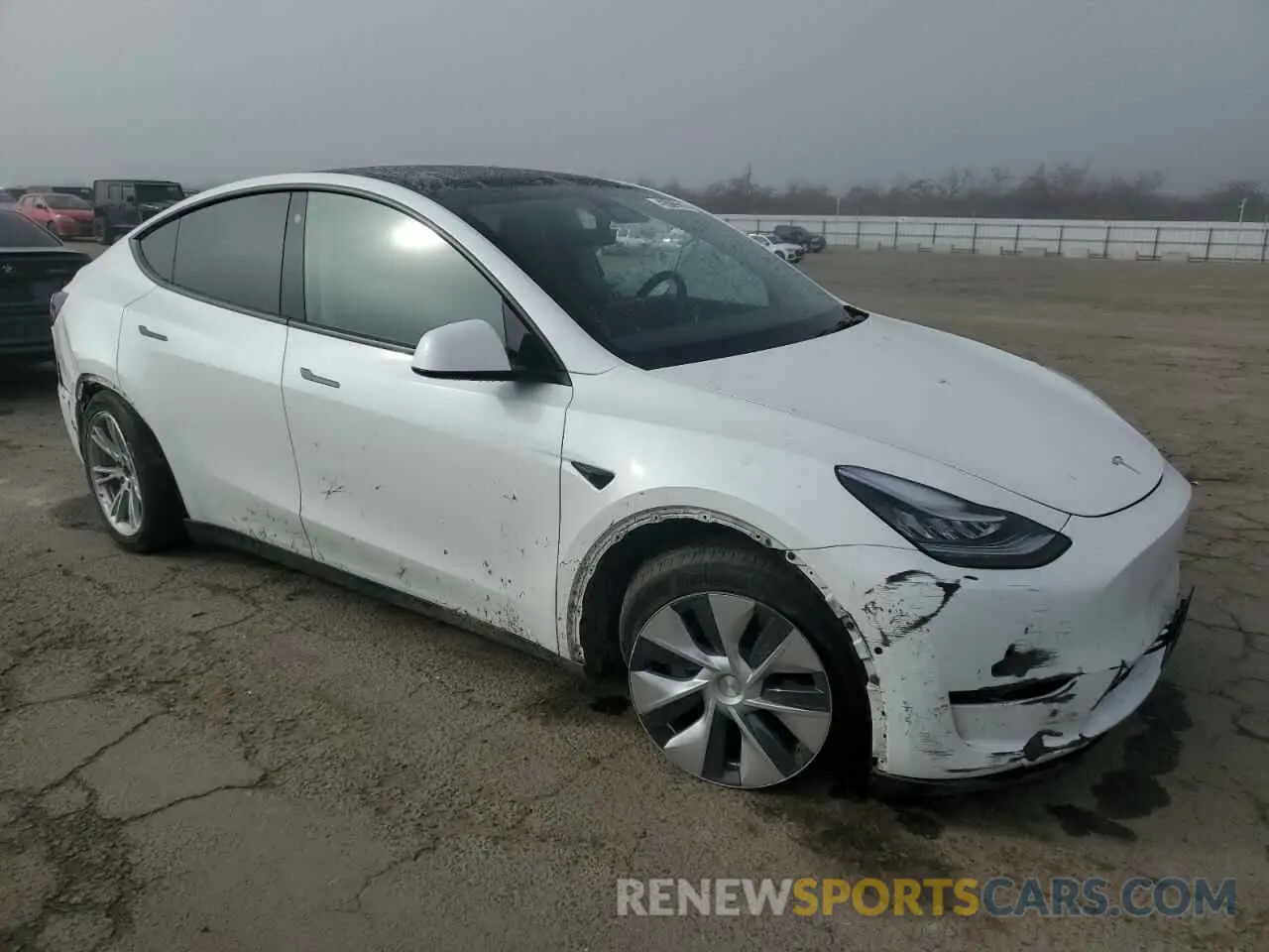 4 Photograph of a damaged car 5YJYGDEE5MF304619 TESLA MODEL Y 2021