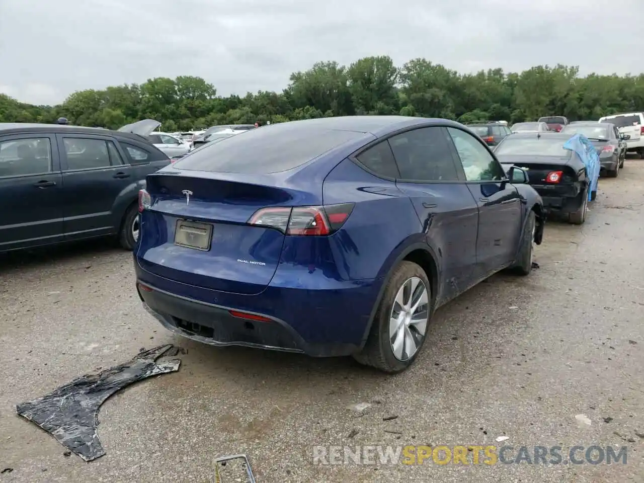 4 Photograph of a damaged car 5YJYGDEE5MF305835 TESLA MODEL Y 2021