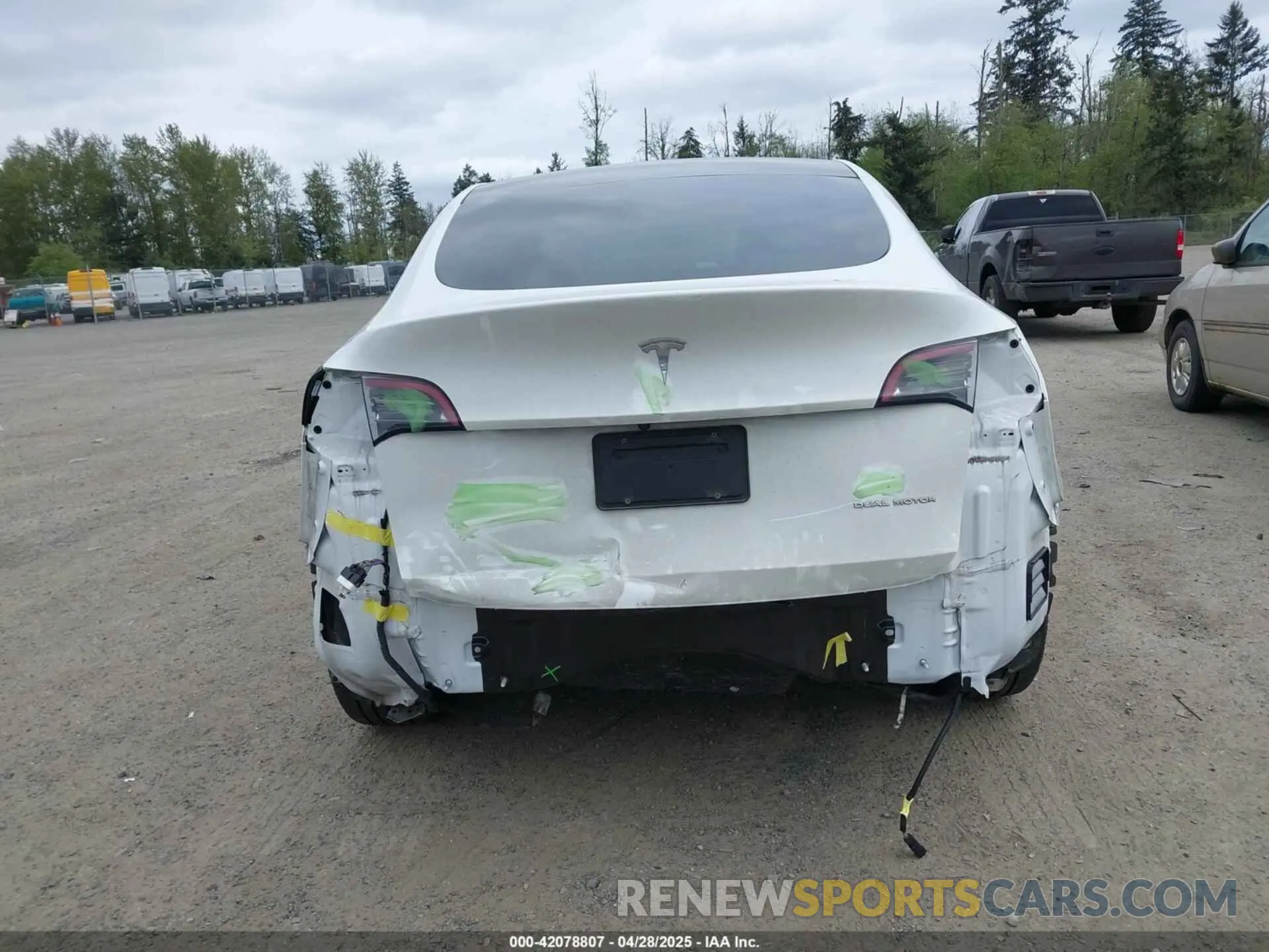 17 Photograph of a damaged car 5YJYGDEE6MF082883 TESLA MODEL Y 2021