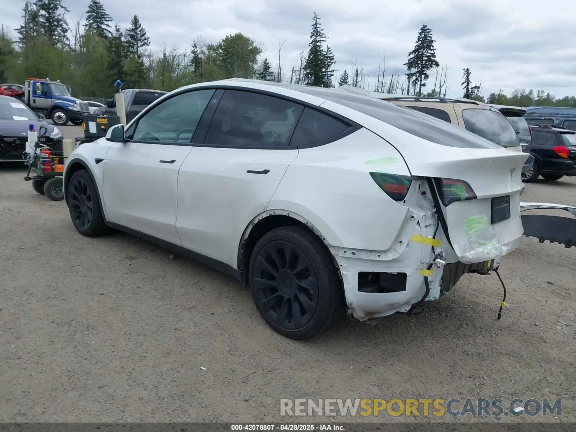 3 Photograph of a damaged car 5YJYGDEE6MF082883 TESLA MODEL Y 2021