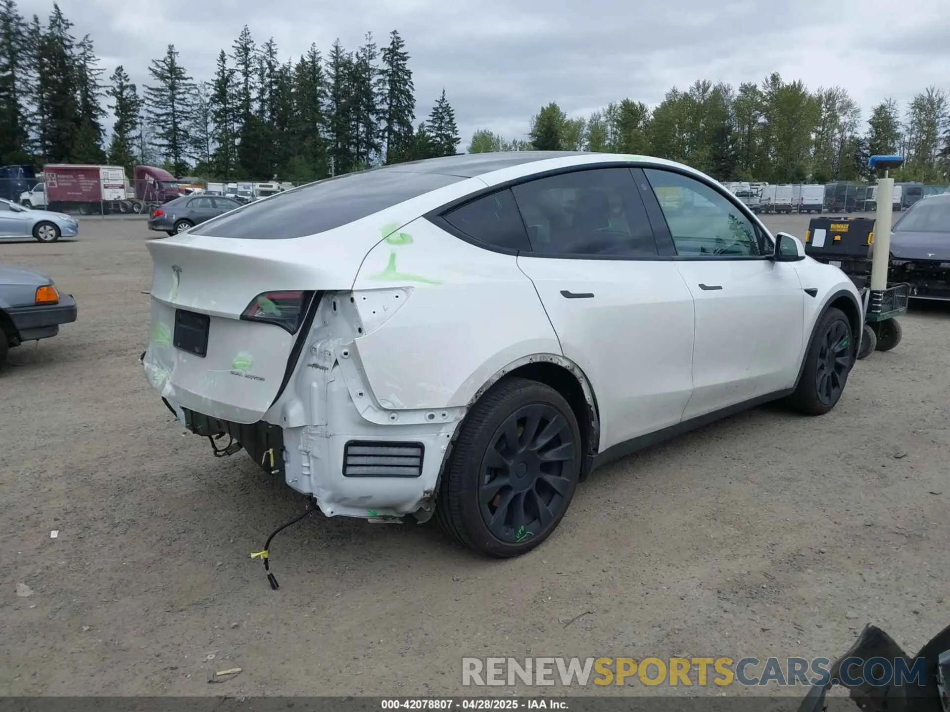 4 Photograph of a damaged car 5YJYGDEE6MF082883 TESLA MODEL Y 2021