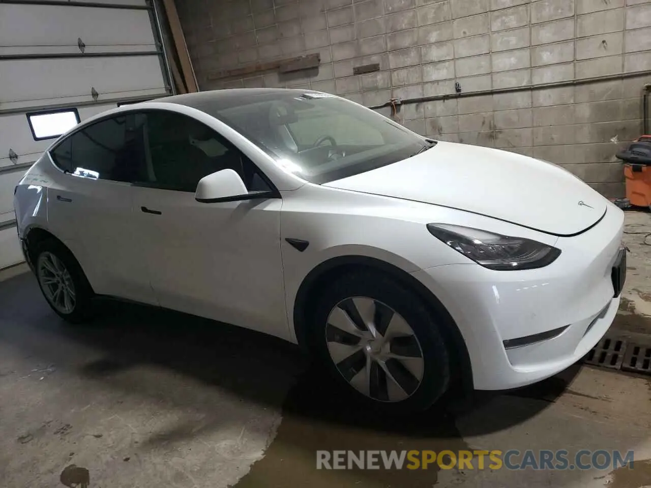 4 Photograph of a damaged car 5YJYGDEE6MF088330 TESLA MODEL Y 2021