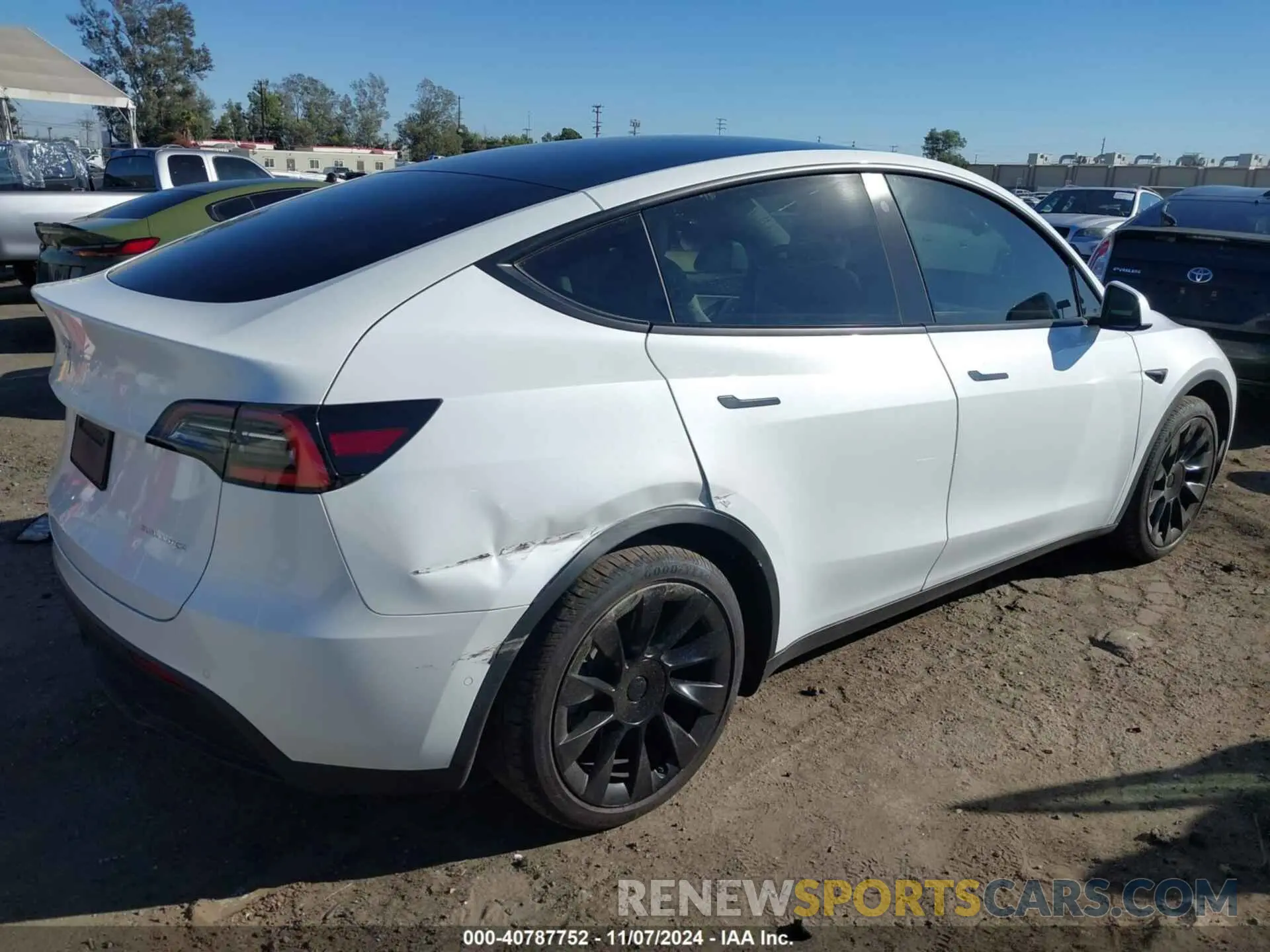 4 Photograph of a damaged car 5YJYGDEE6MF098324 TESLA MODEL Y 2021