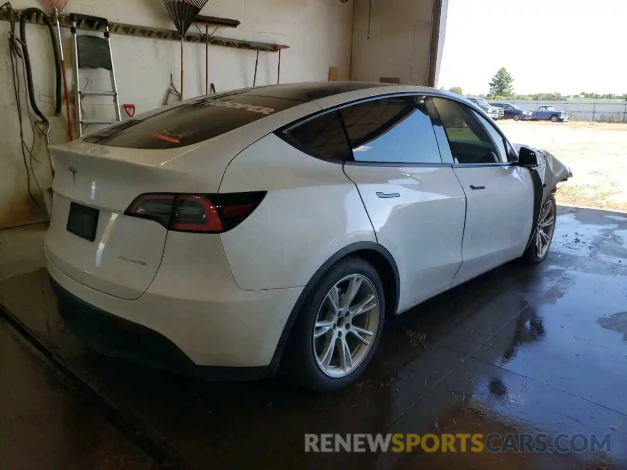 4 Photograph of a damaged car 5YJYGDEE6MF101058 TESLA MODEL Y 2021