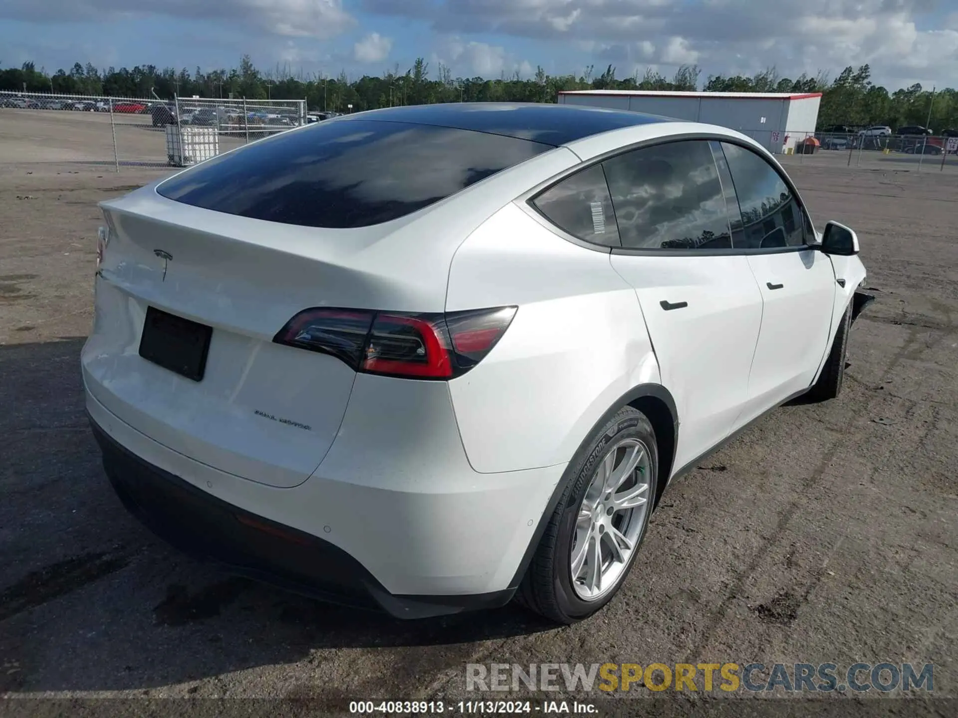 4 Photograph of a damaged car 5YJYGDEE6MF102873 TESLA MODEL Y 2021