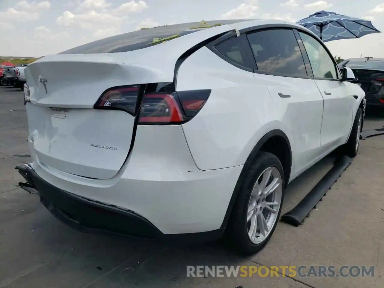 4 Photograph of a damaged car 5YJYGDEE6MF106275 TESLA MODEL Y 2021