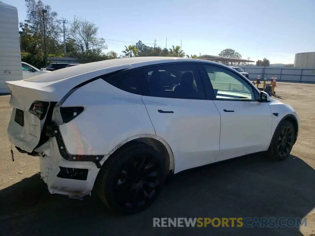 4 Photograph of a damaged car 5YJYGDEE6MF153595 TESLA MODEL Y 2021