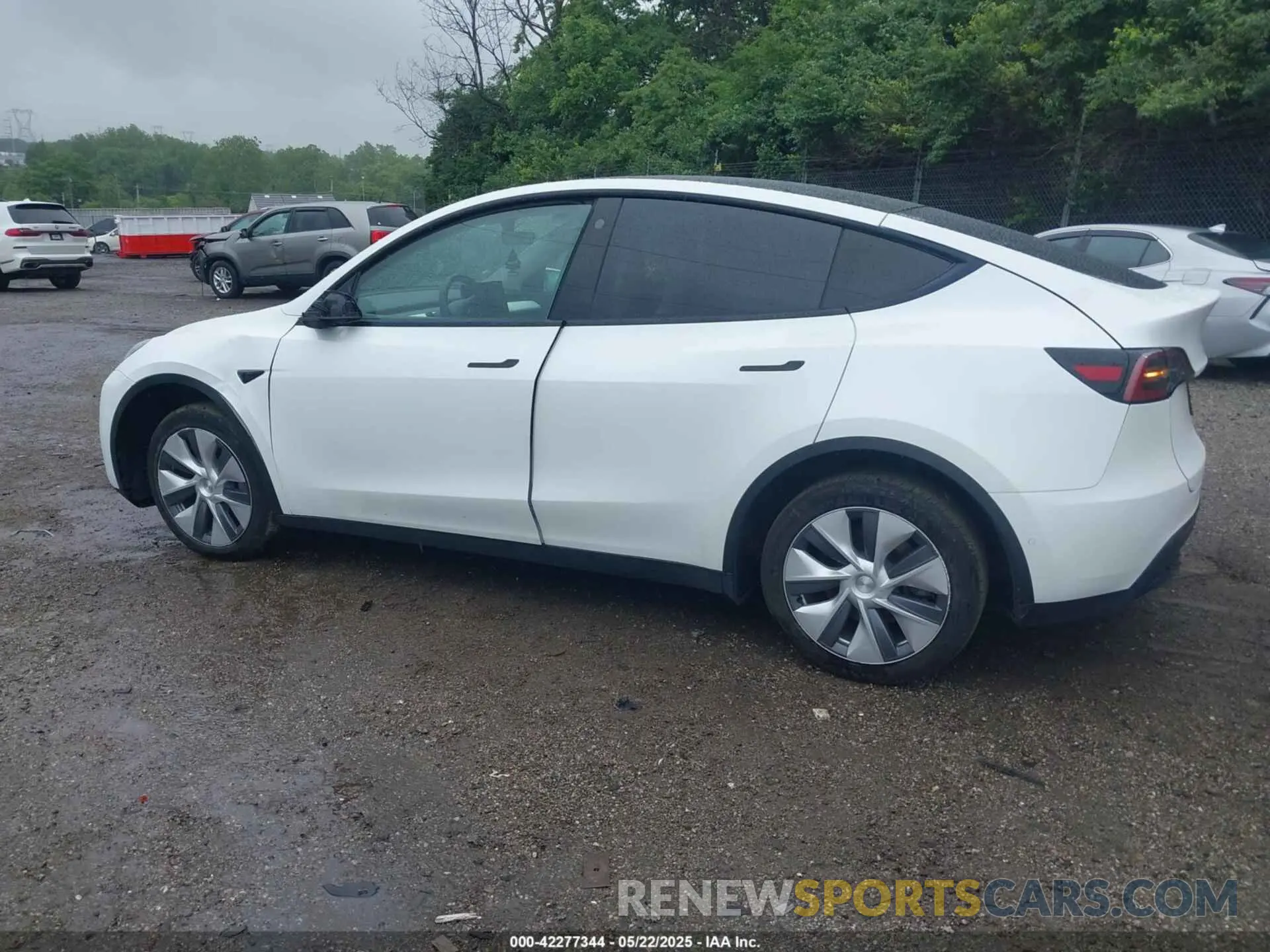 3 Photograph of a damaged car 5YJYGDEE6MF182630 TESLA MODEL Y 2021