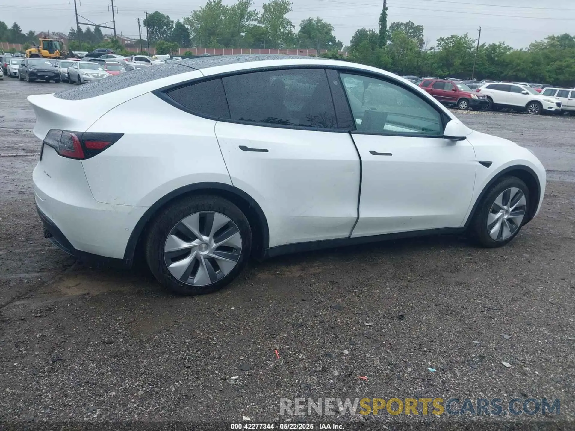 4 Photograph of a damaged car 5YJYGDEE6MF182630 TESLA MODEL Y 2021