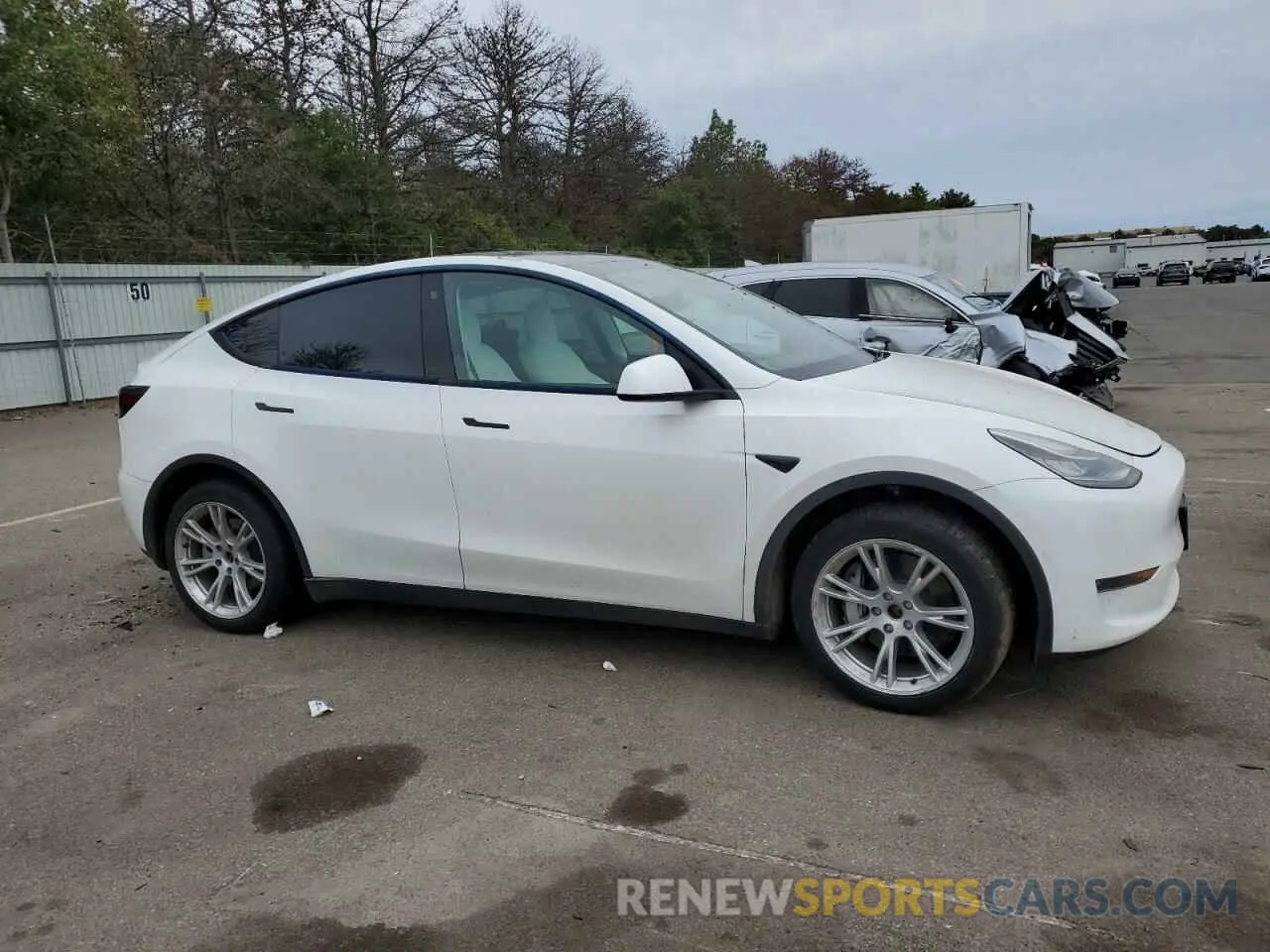 4 Photograph of a damaged car 5YJYGDEE6MF240543 TESLA MODEL Y 2021