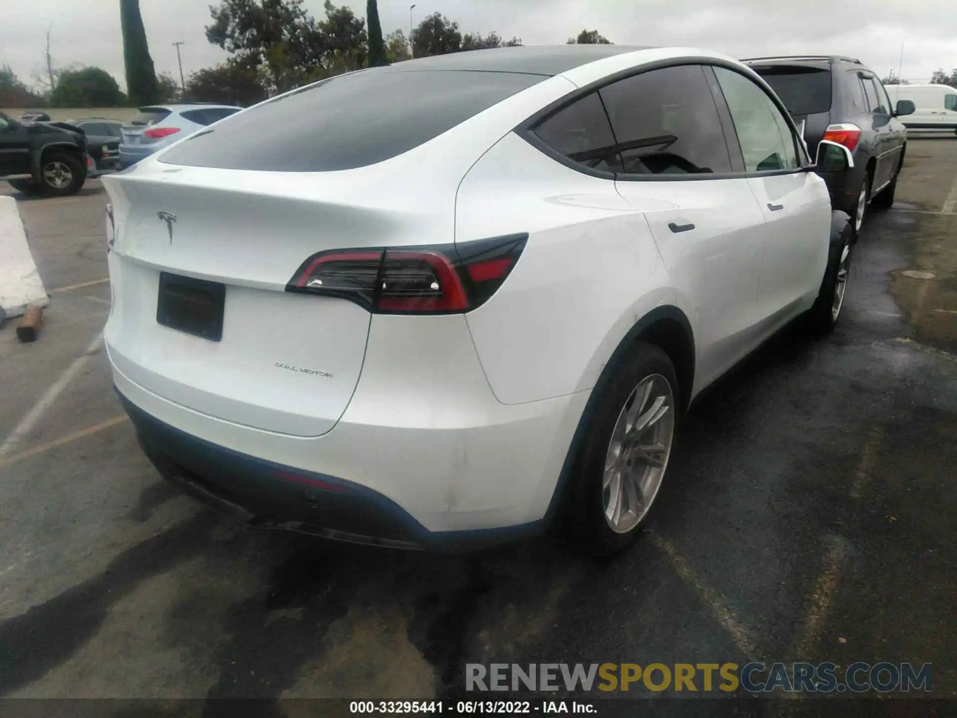 4 Photograph of a damaged car 5YJYGDEE6MF262462 TESLA MODEL Y 2021