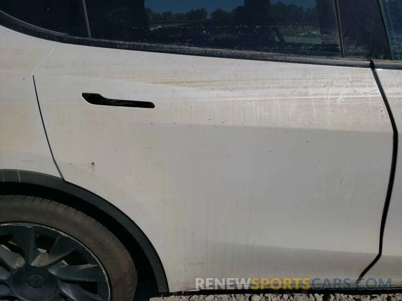 10 Photograph of a damaged car 5YJYGDEE6MF302085 TESLA MODEL Y 2021