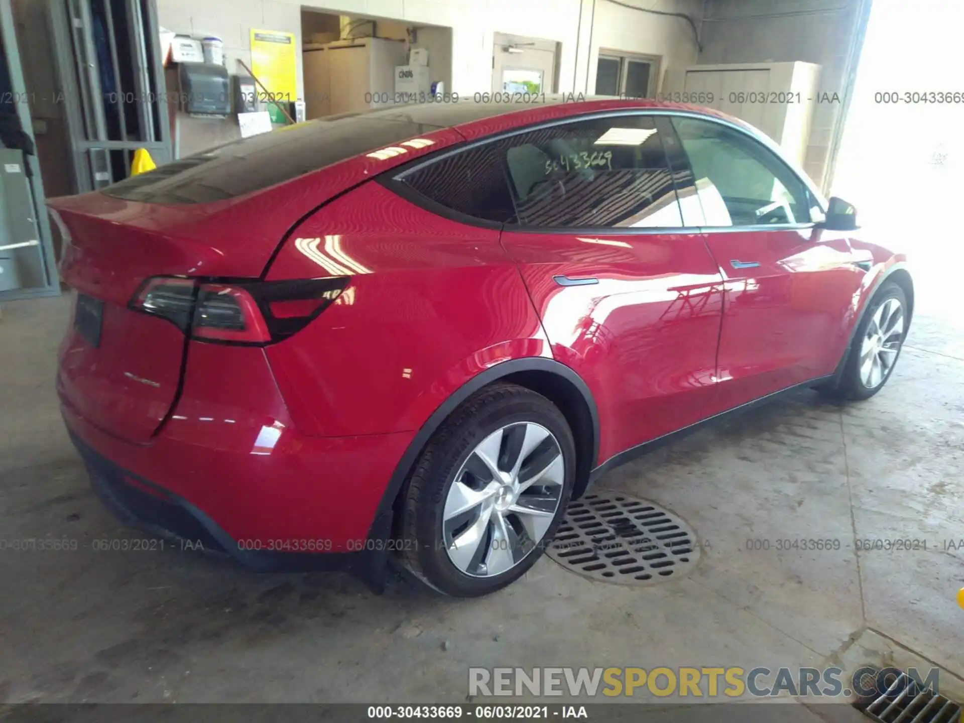 4 Photograph of a damaged car 5YJYGDEE7MF060505 TESLA MODEL Y 2021