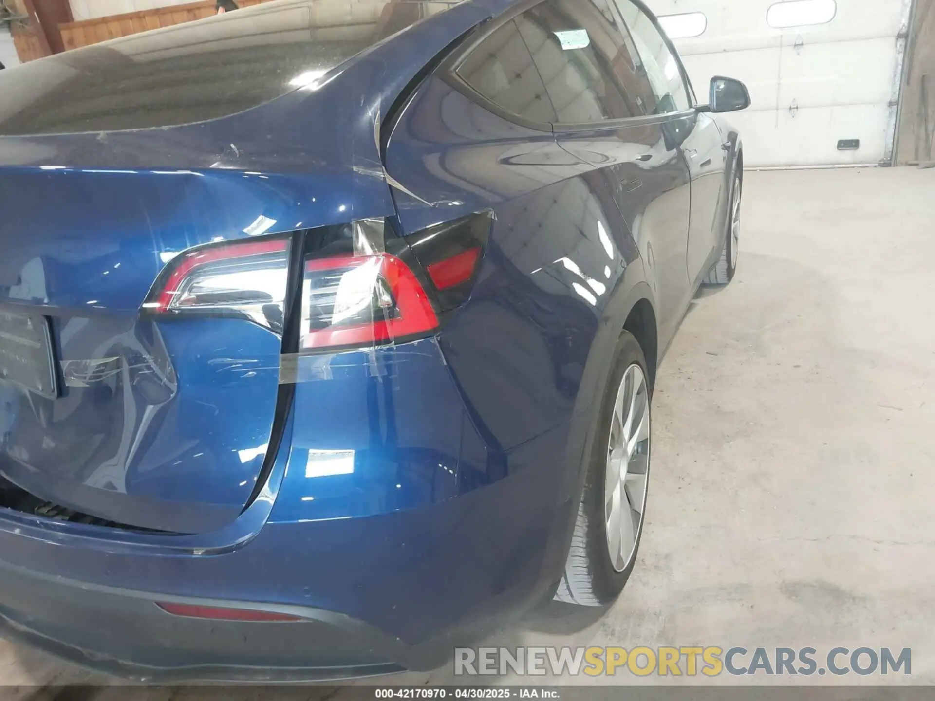 21 Photograph of a damaged car 5YJYGDEE7MF066269 TESLA MODEL Y 2021