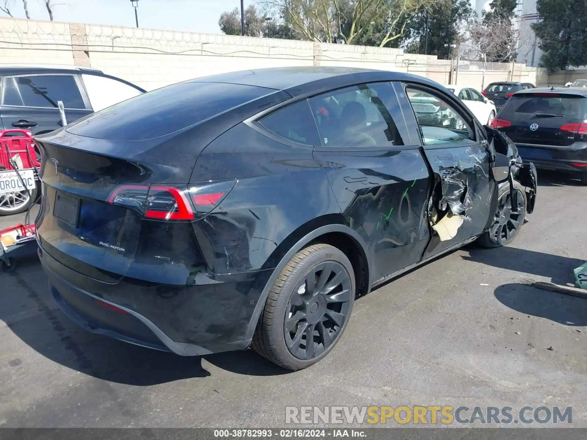 4 Photograph of a damaged car 5YJYGDEE7MF075120 TESLA MODEL Y 2021