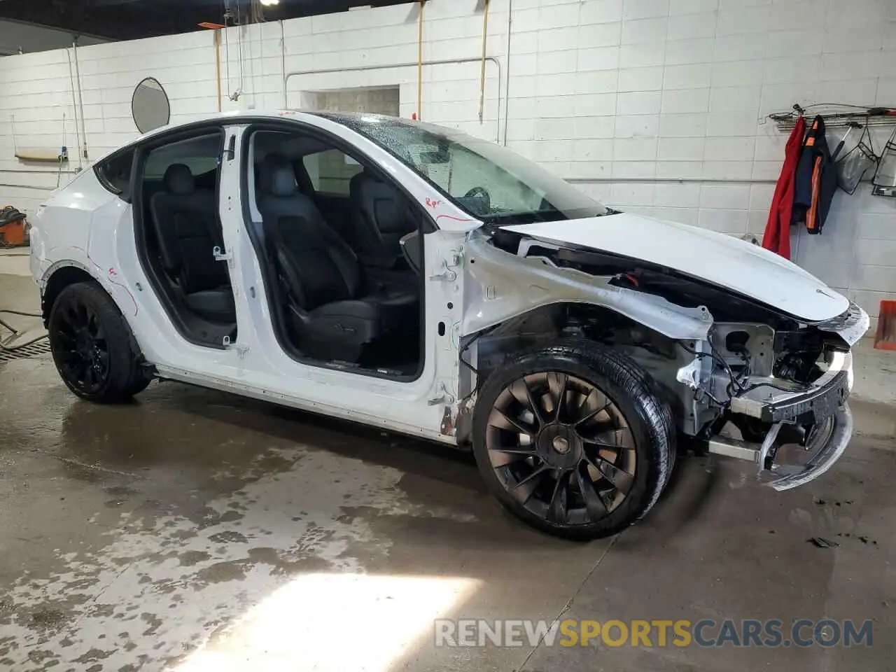 4 Photograph of a damaged car 5YJYGDEE7MF185360 TESLA MODEL Y 2021