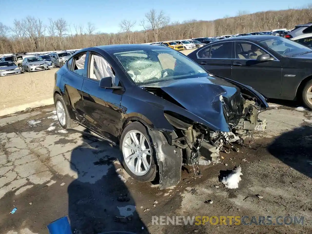 4 Photograph of a damaged car 5YJYGDEE7MF245248 TESLA MODEL Y 2021